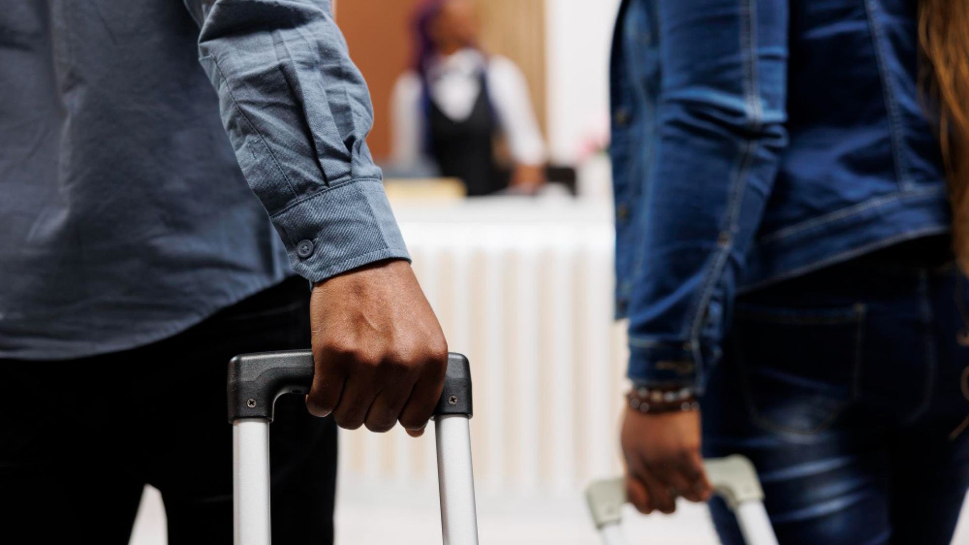 Llevar tiquete de regreso, reservas de alojamiento y pruebas de solvencia económica ayuda a evitar sospechas o inconvenientes.