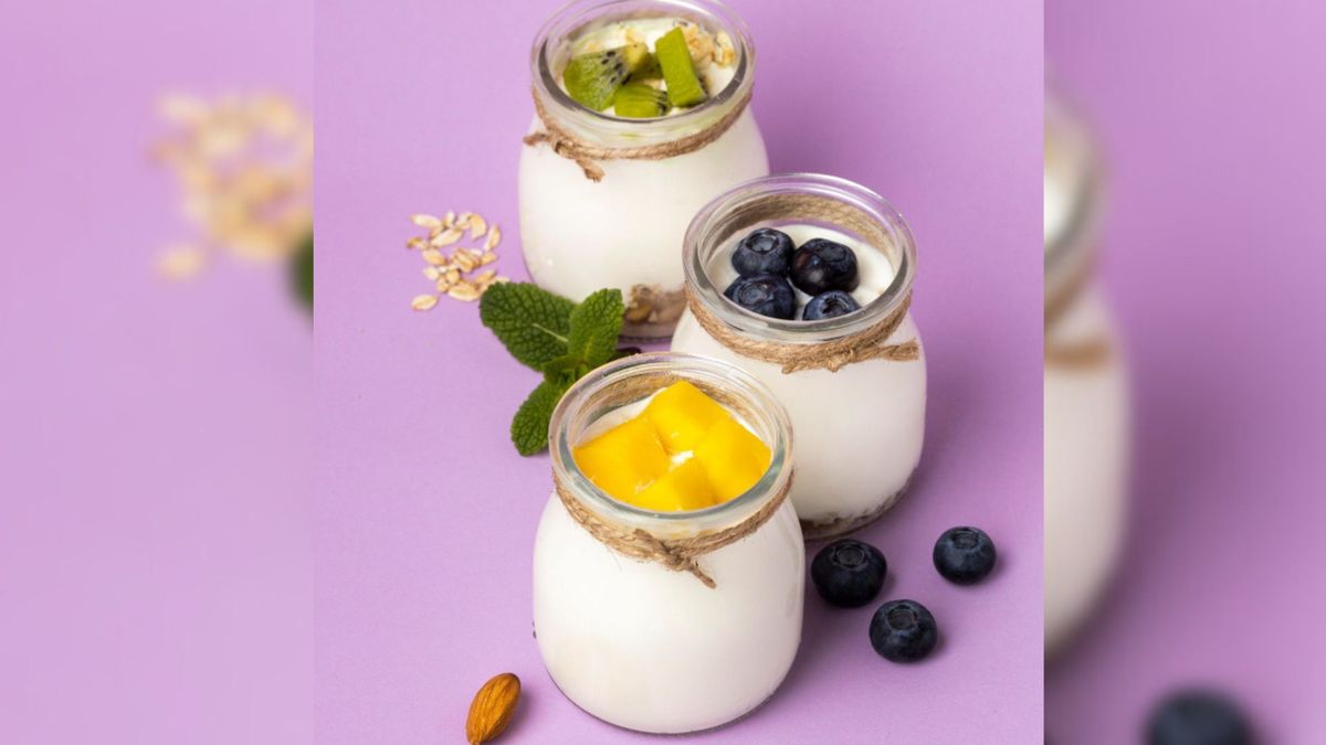 Elaborar yogur casero de frutas permite elegir leche y frutas frescas para una preparación equilibrada.