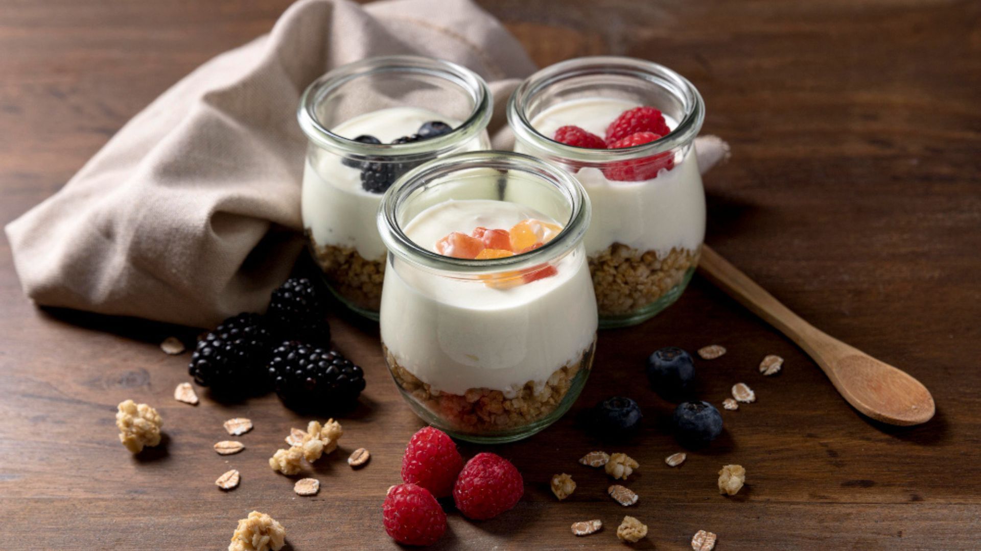 Mantener la temperatura estable durante la fermentación favorece la textura del yogur casero de frutas.
