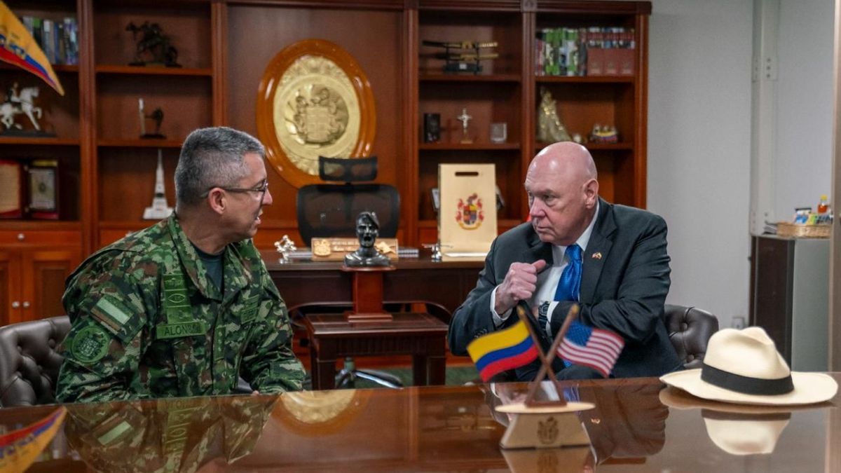 Embajador de EE.UU. en Colombia Jhon McNamara y general Jaime Alonso.