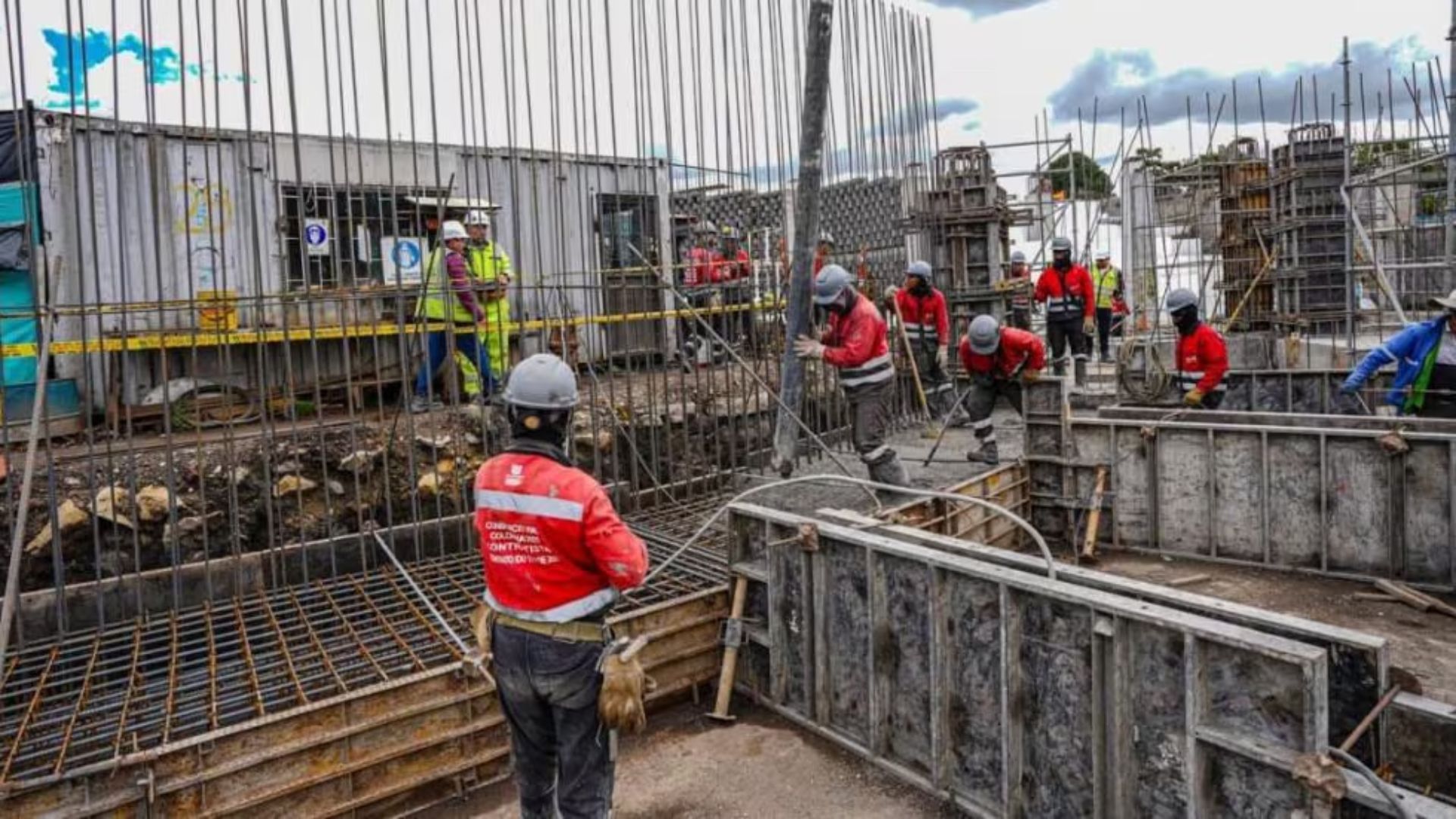 Durante el presente año se llevan a cabo actividades como la construcción de mampostería en la conexión occidental del puente.