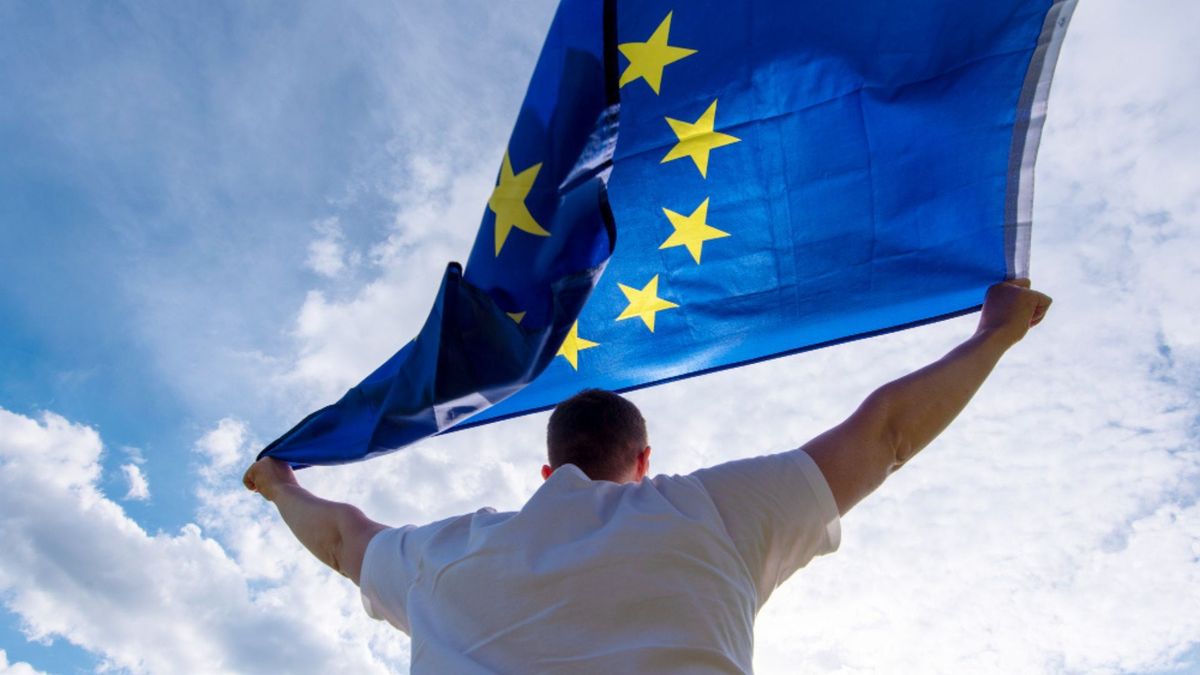 Por su parte, la eurodiputada francesa Mélissa Camara expresó su desacuerdo con la decisión y señaló que el enfoque adoptado afecta la forma en que la Unión Europea aborda la política de migración.