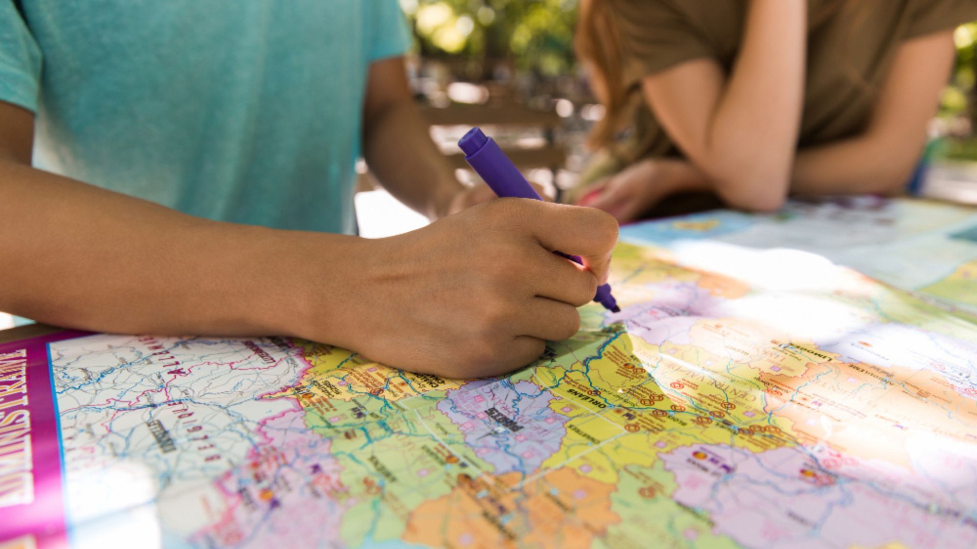 Esto será posible cuando exista un acuerdo con ese país, cuando la persona haya estado previamente en su territorio o cuando mantenga vínculo con familiares allí.