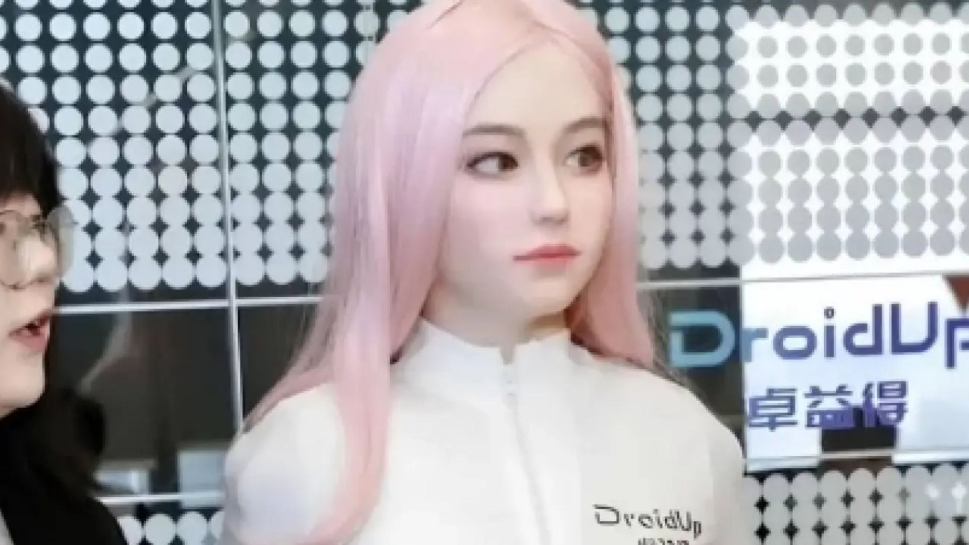 La empresa proyecta su uso en salud y educación, con posible lanzamiento hacia finales de 2026.