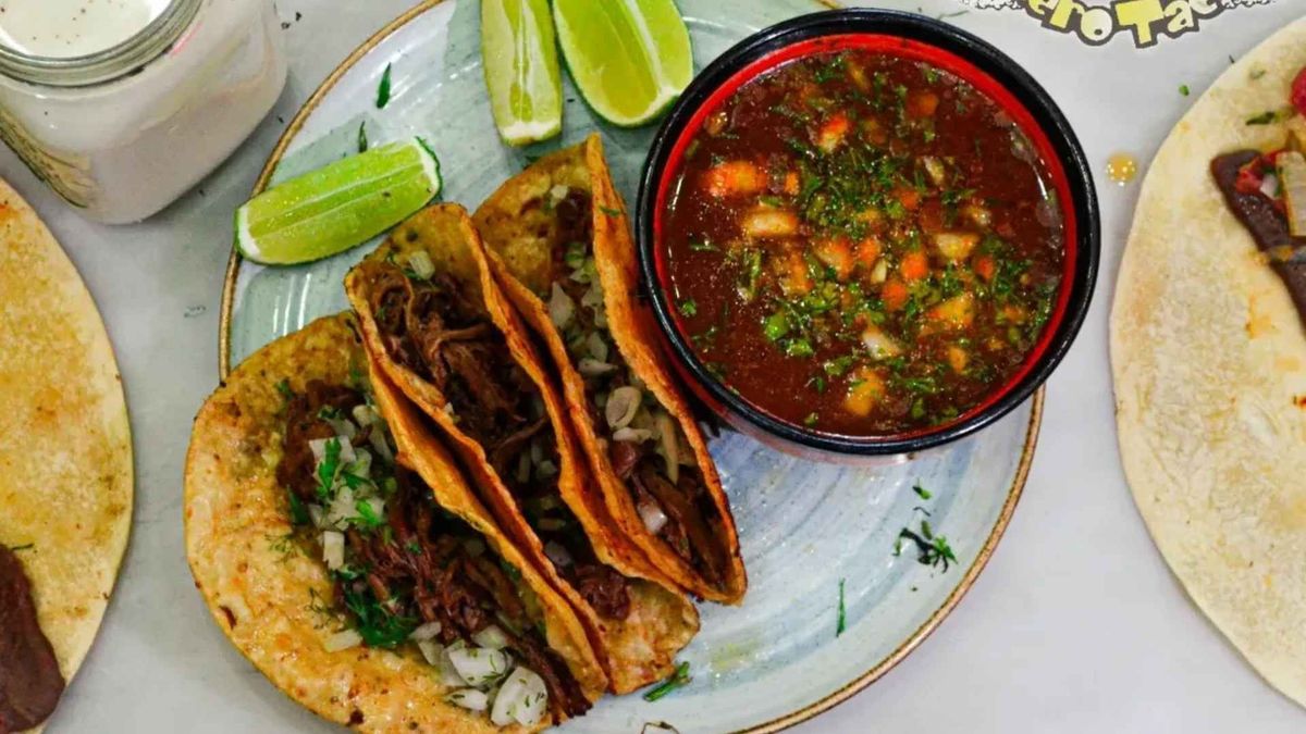 El menú oficial incluye tres tacos con recetas tradicionales mexicanas por precio unificado.