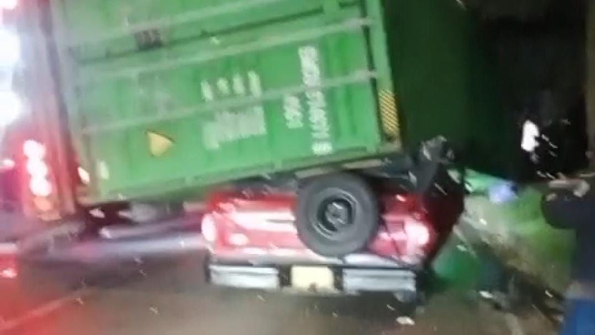 Hasta el momento no se ha confirmado el estado de salud de los ocupantes de la camioneta ni del conductor del camión.