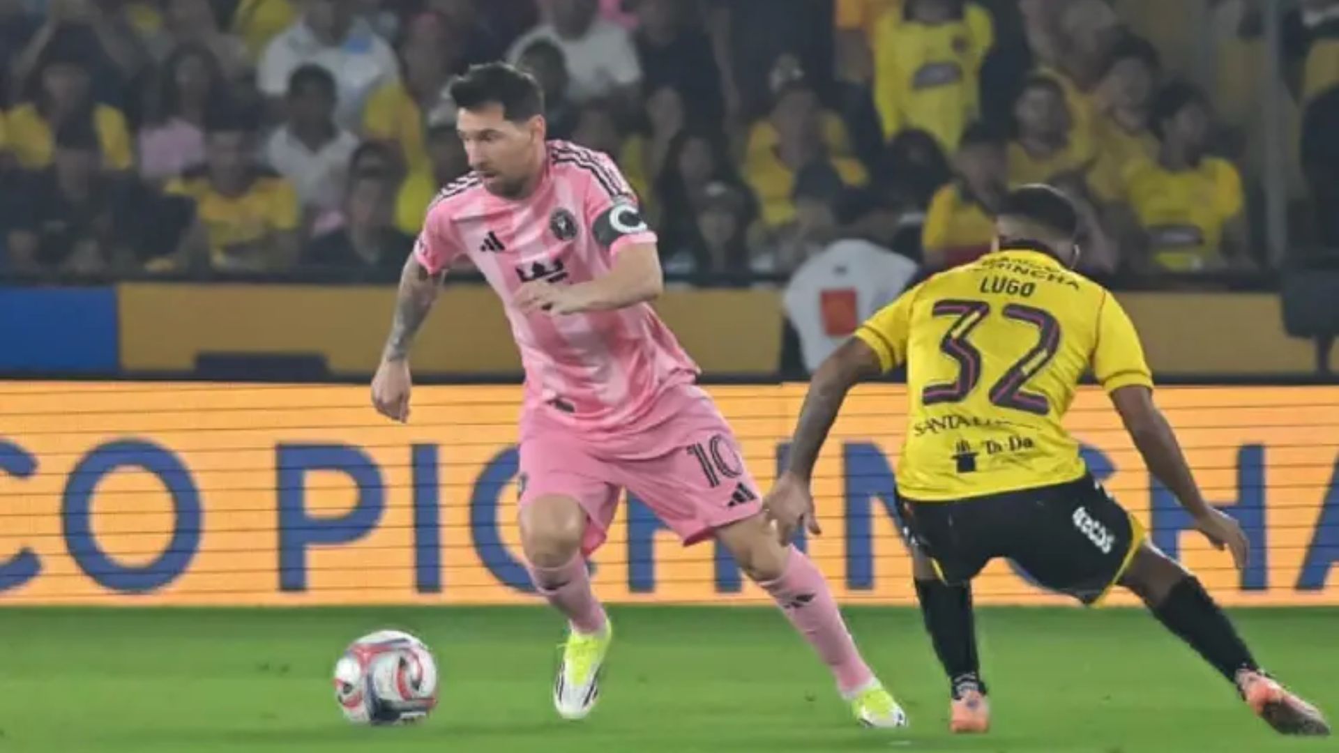 Lionel Messi marca el gol del empate ante el Barcelona de Ecuador