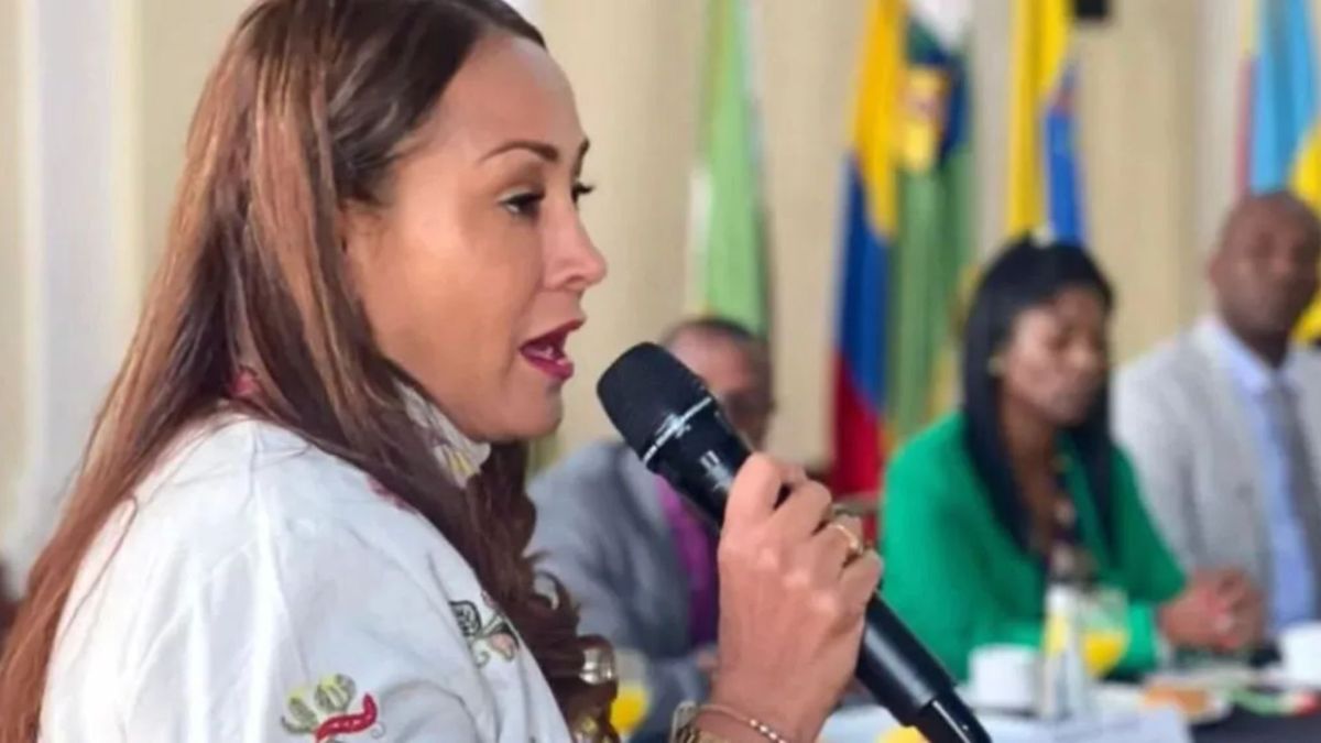 exasesor de utl de berenice bedoya revela pagos mensuales exigidos durante su contrato