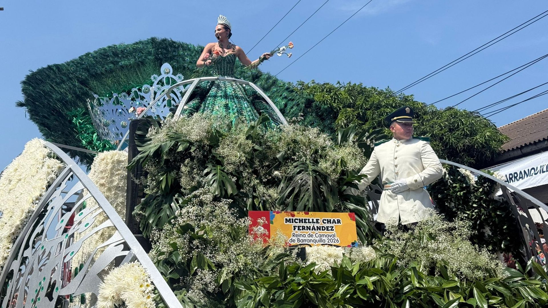 La mujer más importante del carnaval posó en su carroza durante todo el festival.