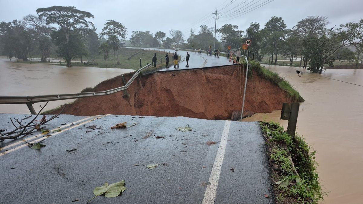 Creciente del Río Mulatos destruye puente en la transversal de las Américas.
