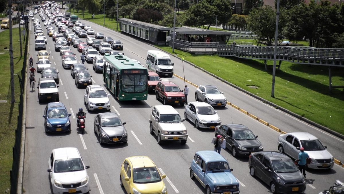 Tránsito en la calle Sexta tras novedad en bus del sistema.