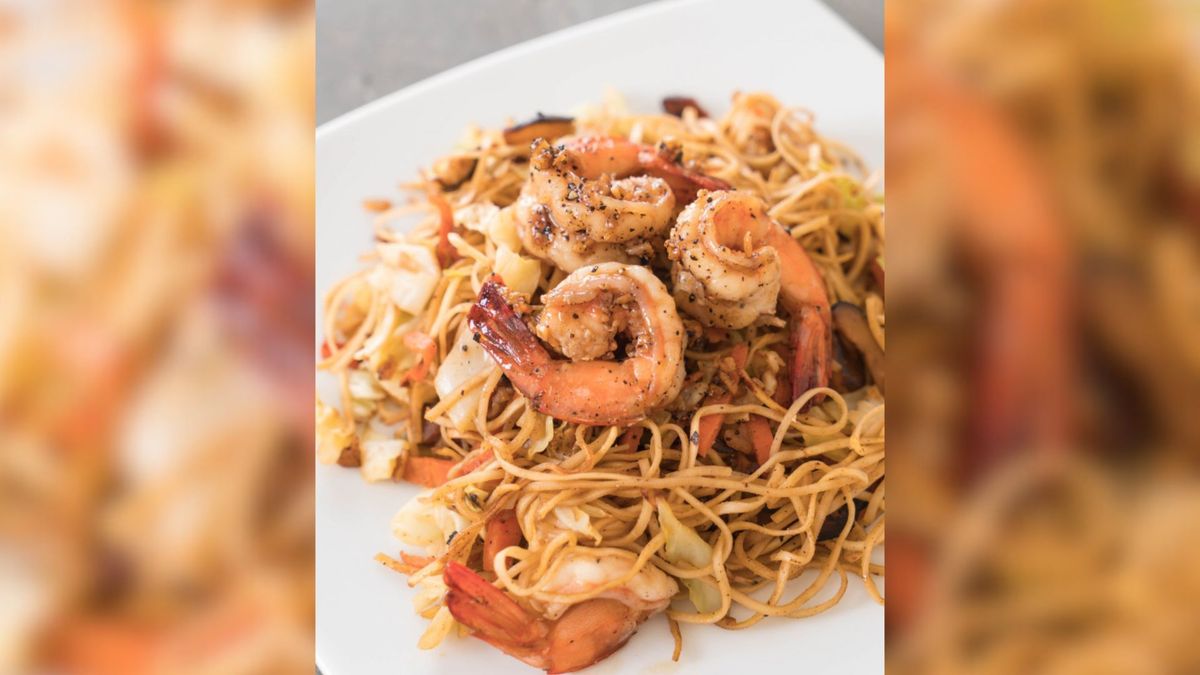 Selección y limpieza de ingredientes antes de iniciar la pasta de mariscos casera.