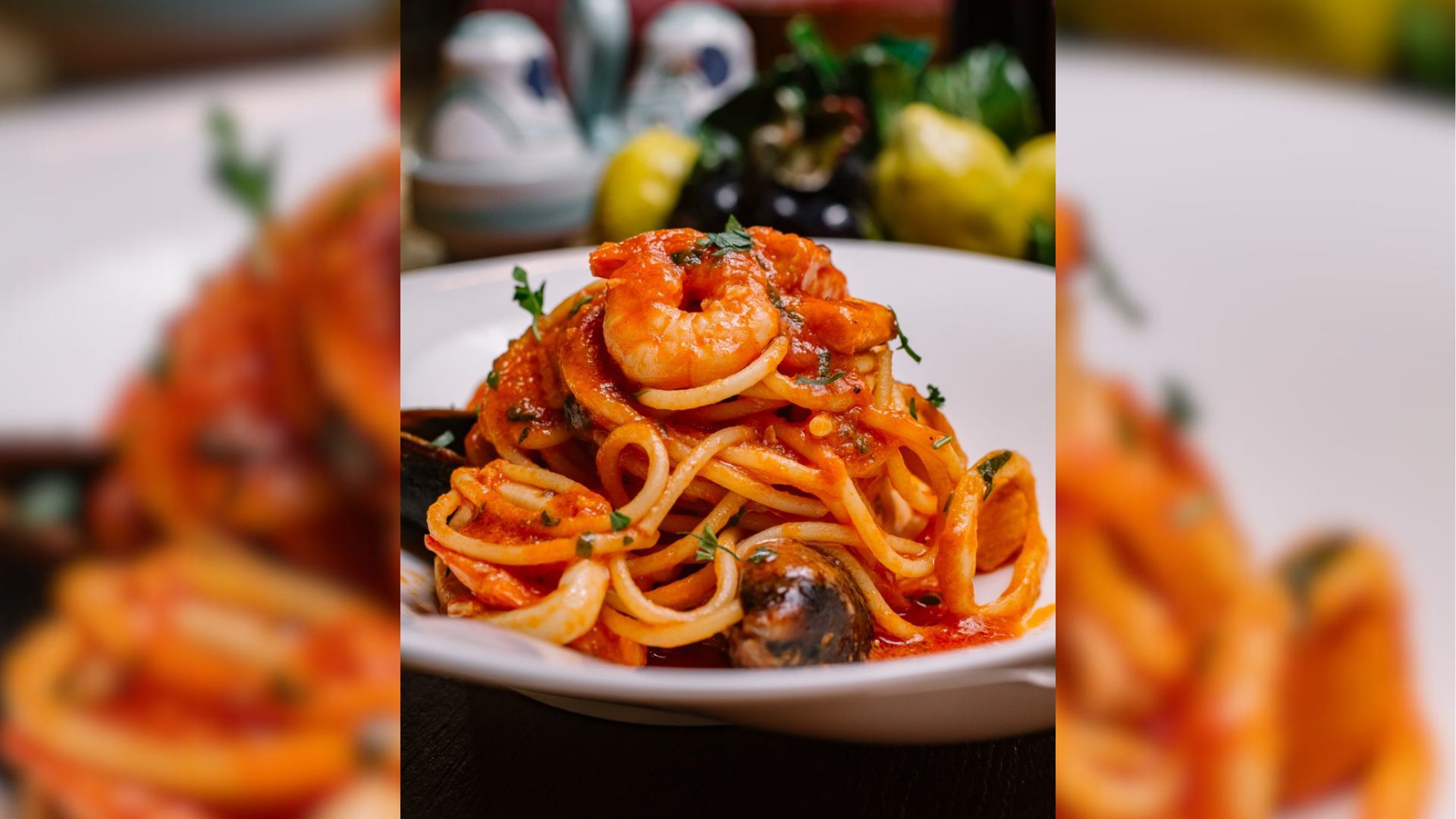 Plato servido con mezcla equilibrada de mariscos y hierbas aromáticas.