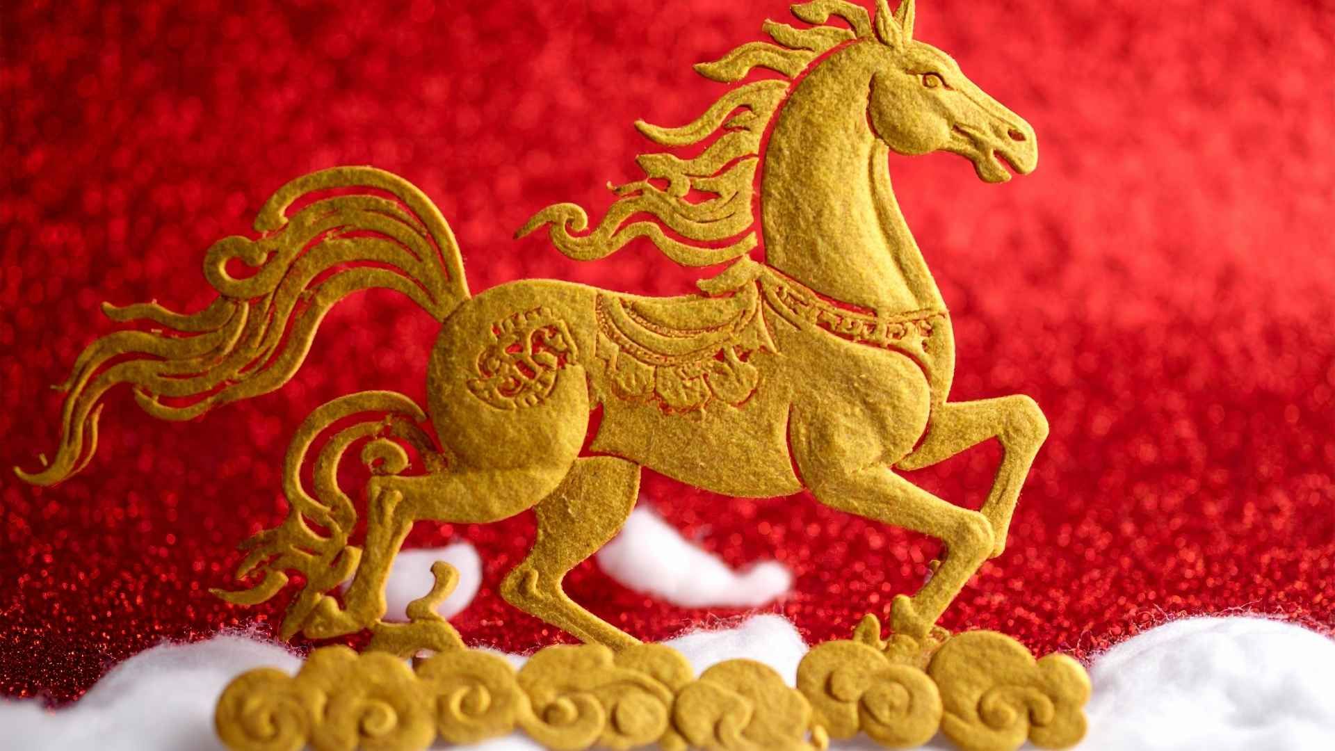 Las familias celebran el inicio del Año Nuevo Chino 2026 con rituales de limpieza, sobres rojos y ceremonias que buscan atraer prosperidad durante el ciclo del Caballo de Fuego.