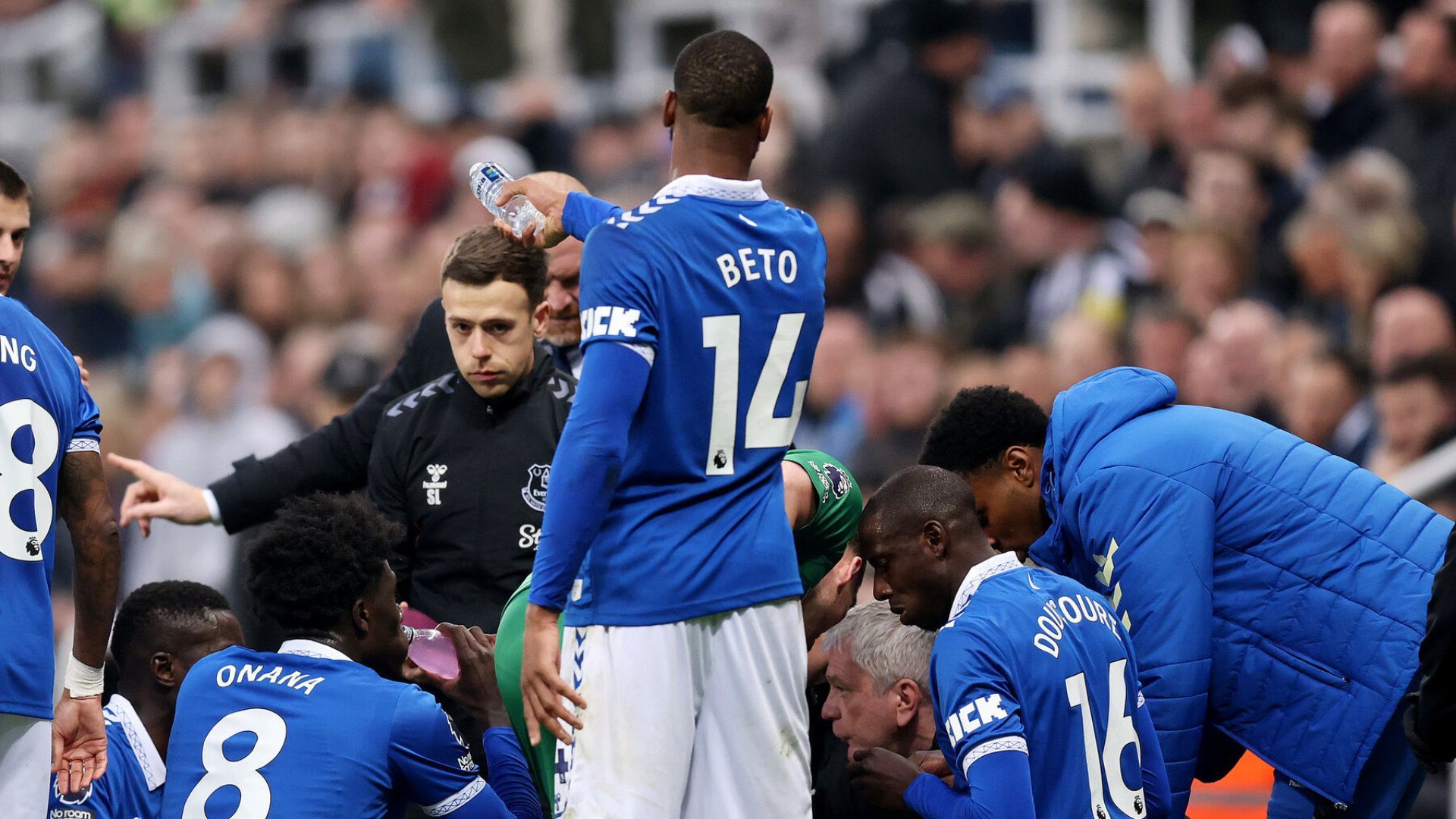 Jugadores musulmanes del Everton, rompiendo su ayuno en época de Ramadán