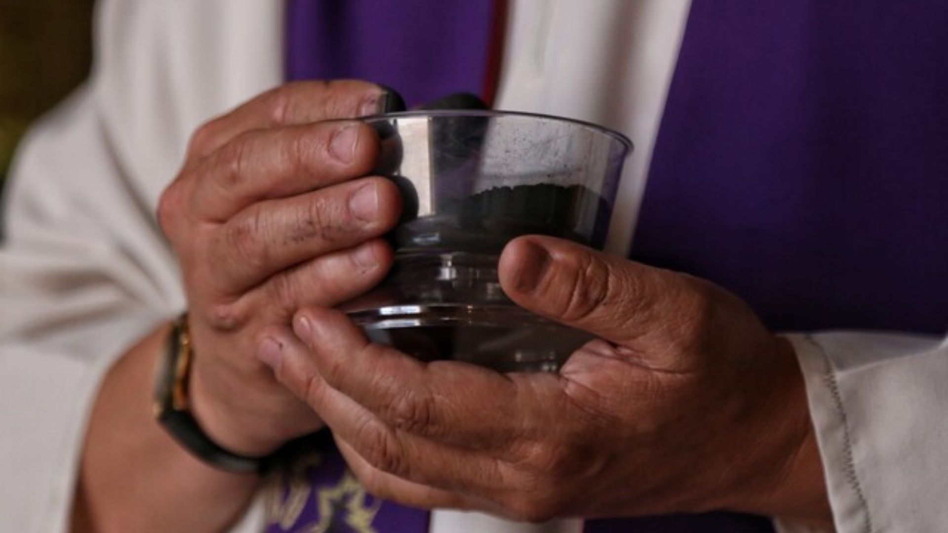 Un sacerdote impone ceniza en la frente de una mujer durante la misa del Miércoles de Ceniza. El rito da inicio a los 40 días de Cuaresma. 