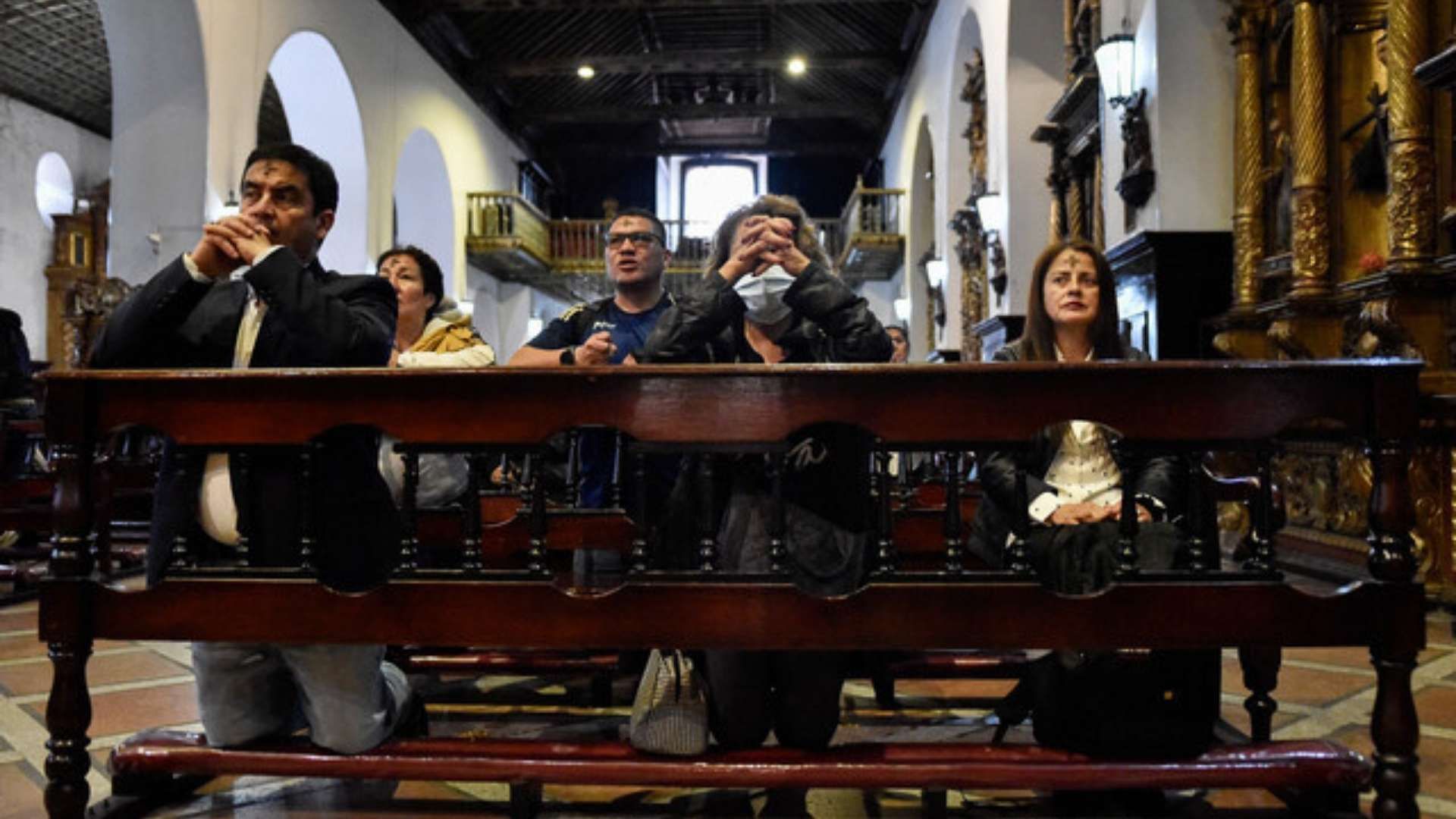 Fieles hacen fila en una parroquia de Colombia para recibir la cruz de ceniza, símbolo de conversión y nuevo comienzo en la tradición católica. 