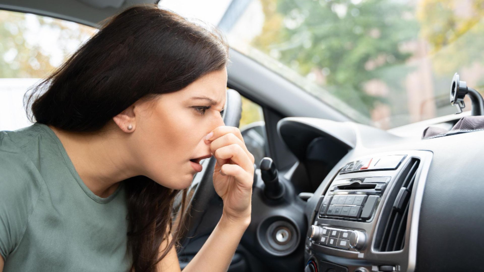 Ventilar el habitáculo reduce exposición mientras se identifica el olor extraño en el carro.