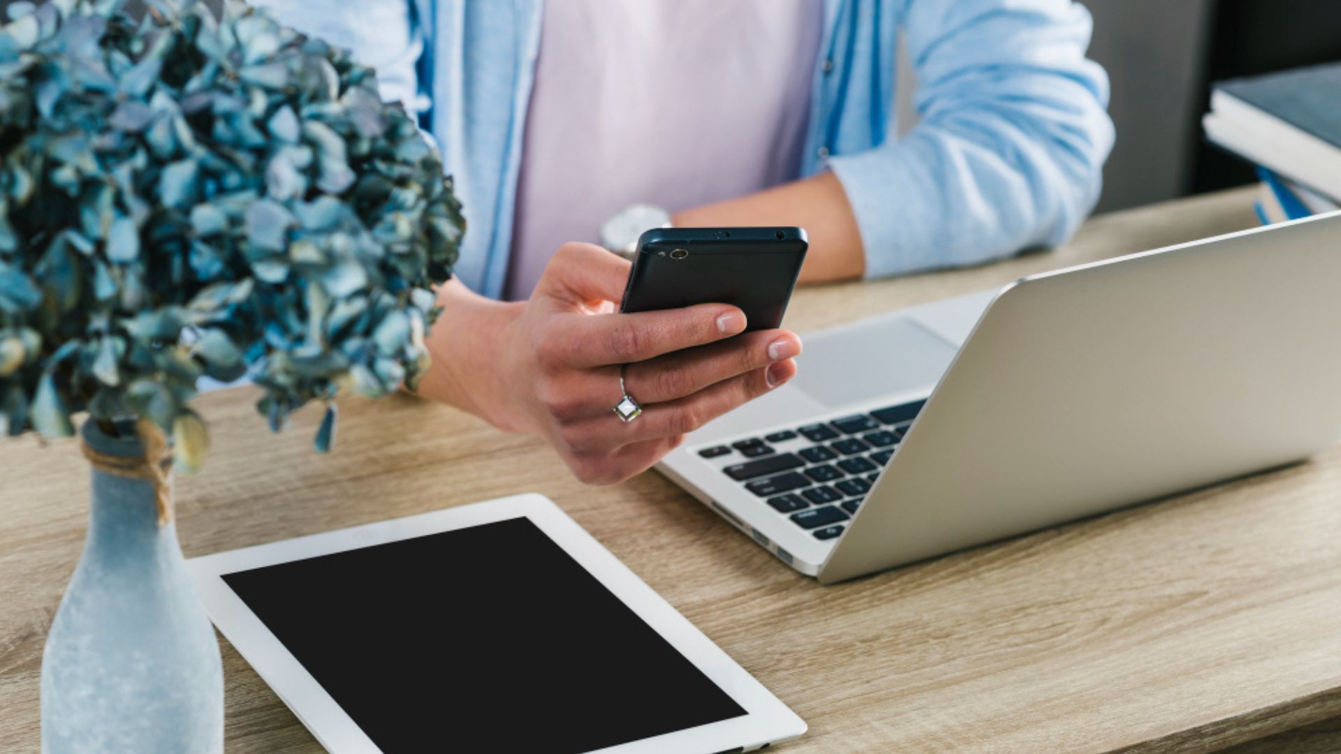 Revisar permisos en dispositivos evita riesgos cuando celular y computador comparten conexión.