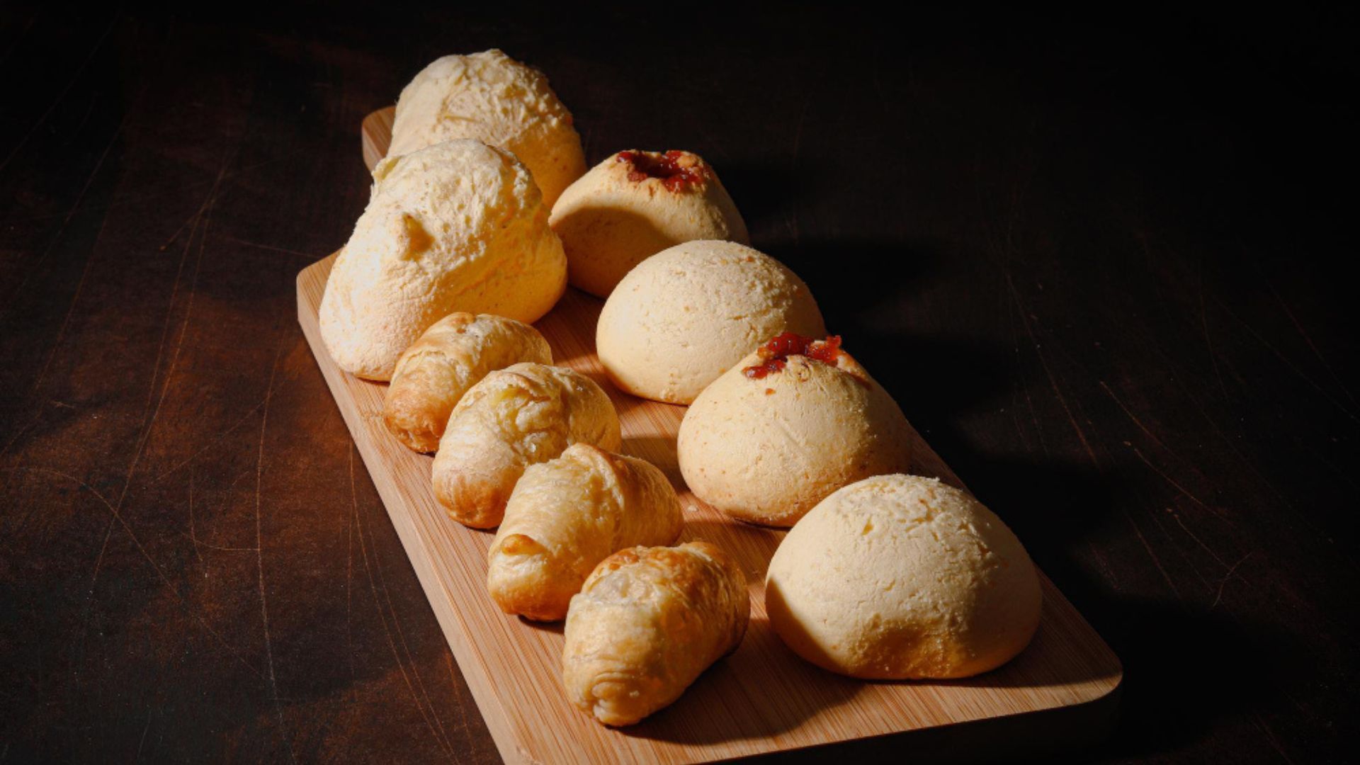 Servir el pan de bono casero tibio resalta el sabor del queso y mejora la experiencia al comerlo.