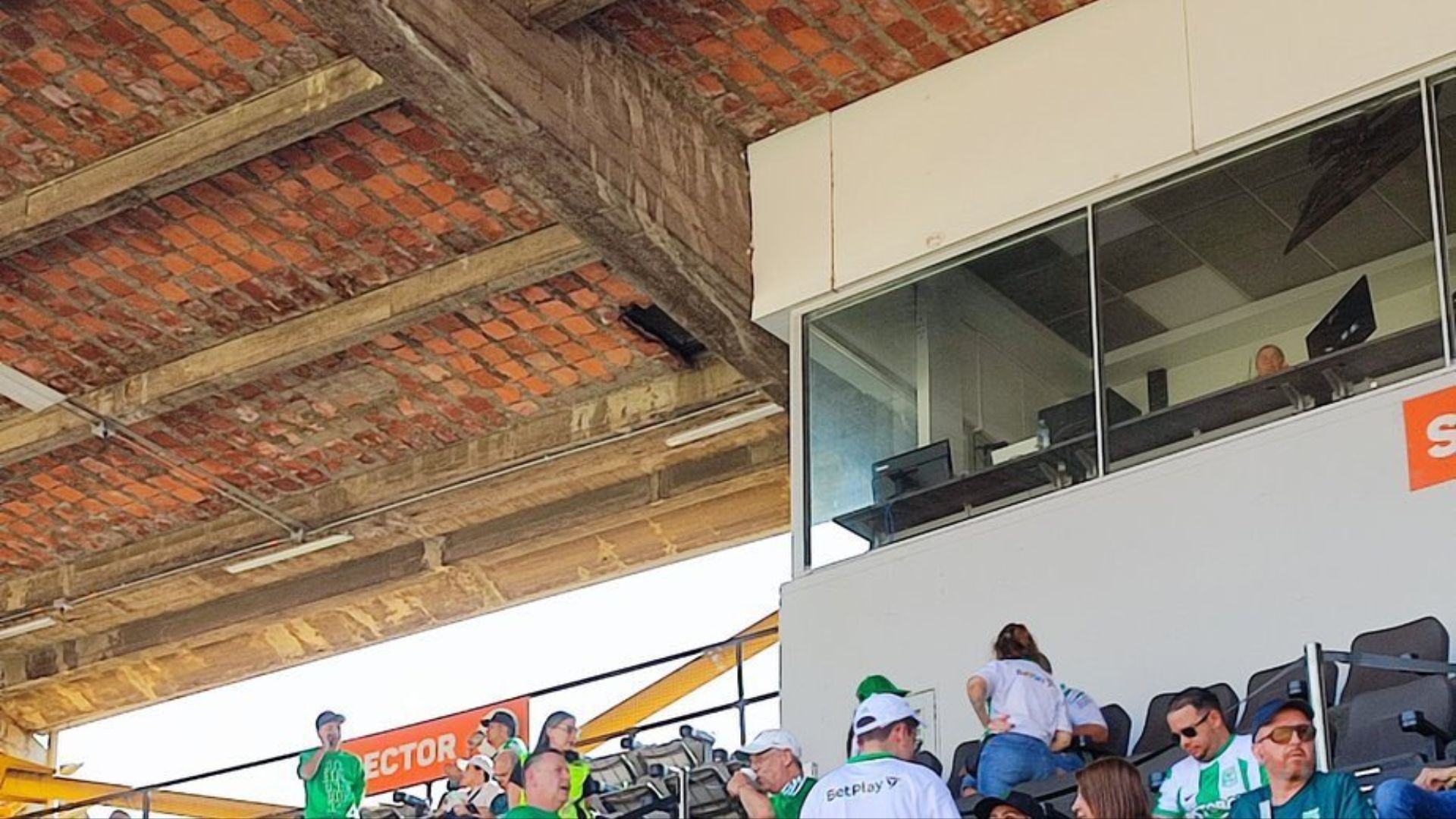 Techo y tribuna occidental del estadio Atanasio Girardot