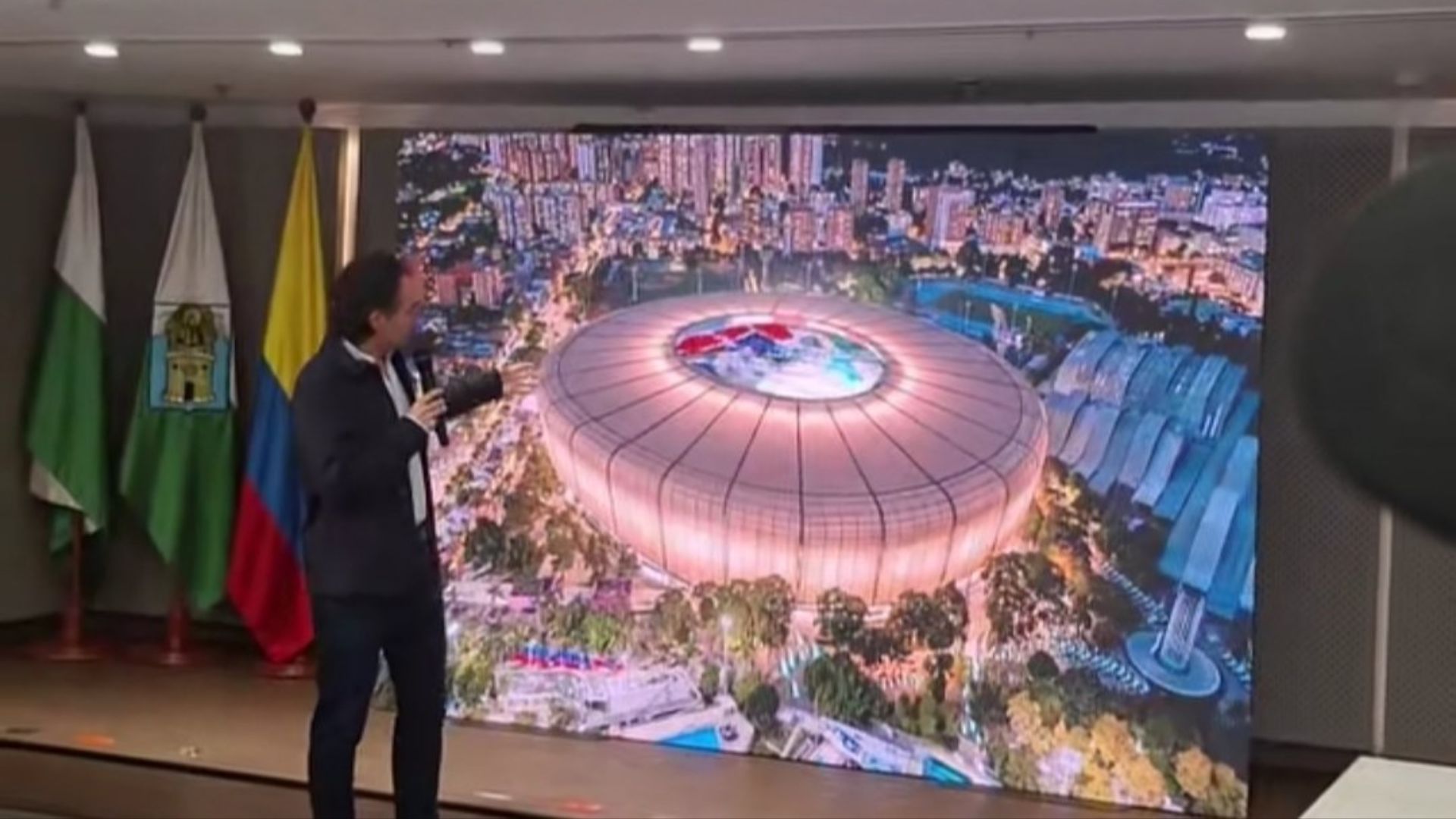 Alcalde de Medellín, Federico 'Fico' Gutiérrez, prsentando detalles sobre la remodelación del Atanasio Girardot