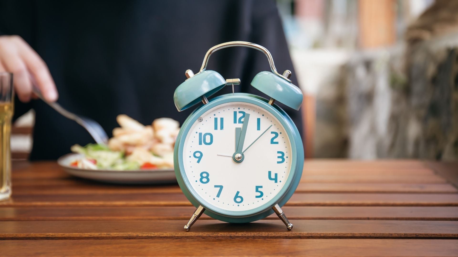 El ayuno intermitente se ha vuelto popular para adelgazar, aunque los expertos piden informarse bien antes de empezar.