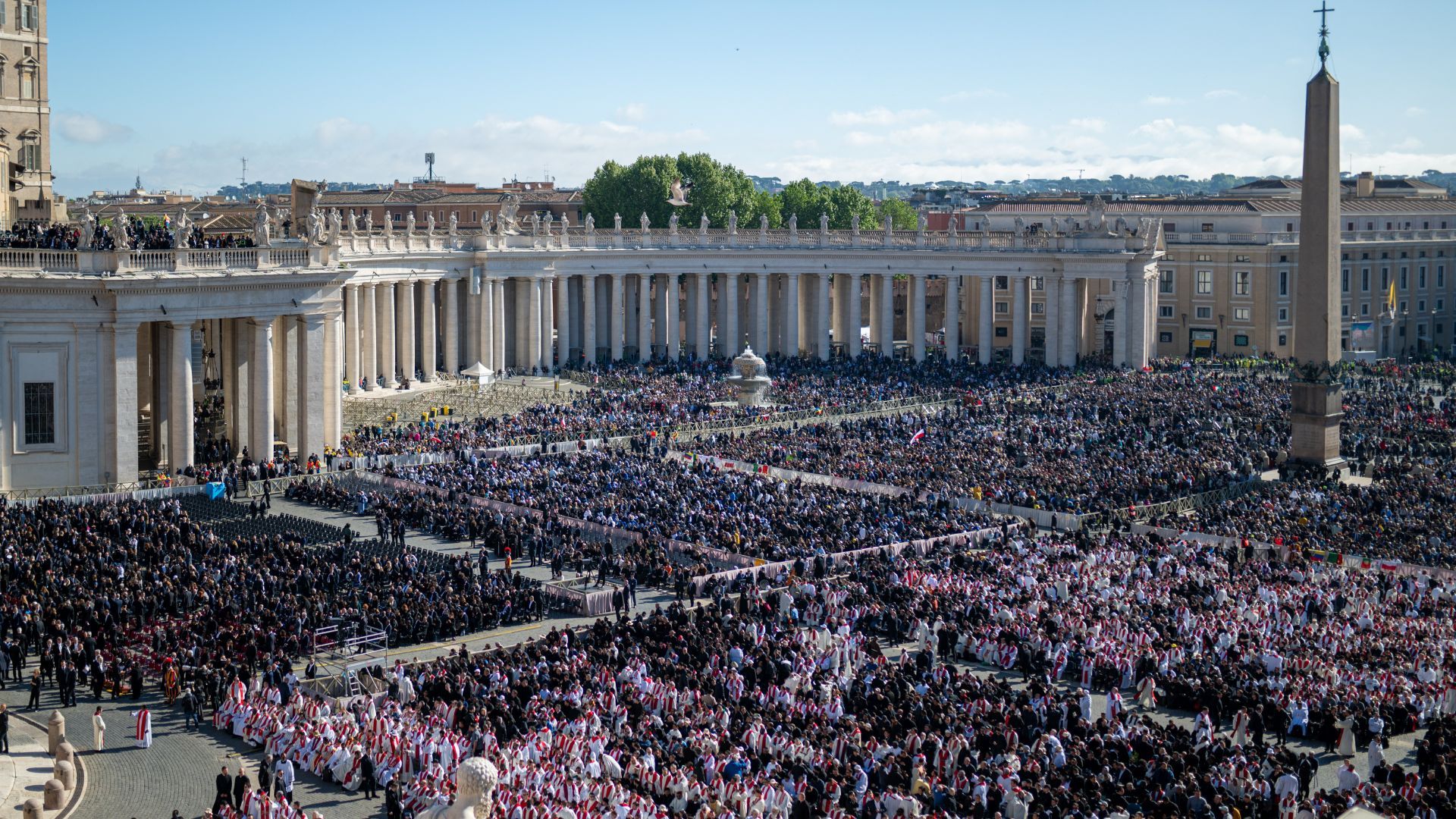Fieles podrán escanear códigos QR para acceder a traducción en más de 60 idiomas.