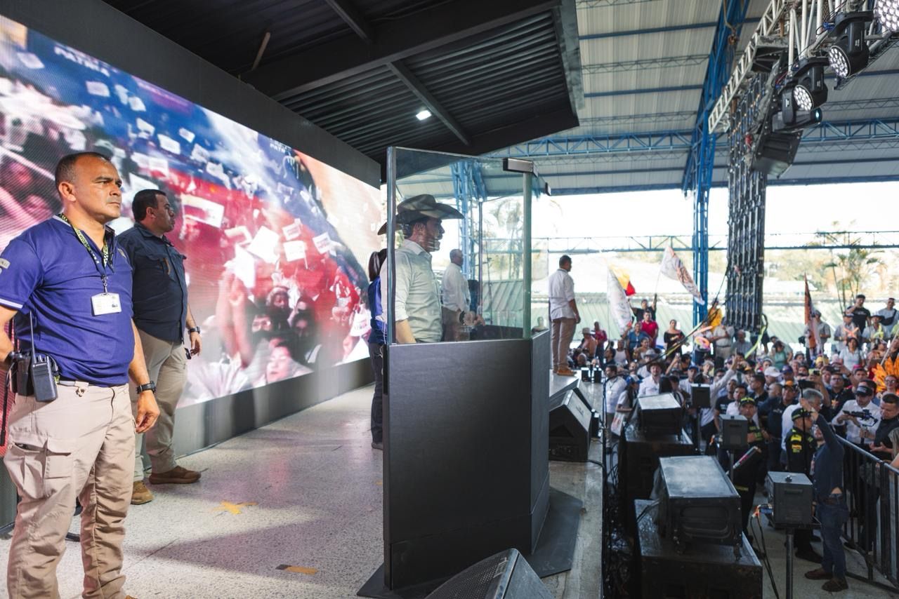 Abelardo de la Espriella atril blindado 3