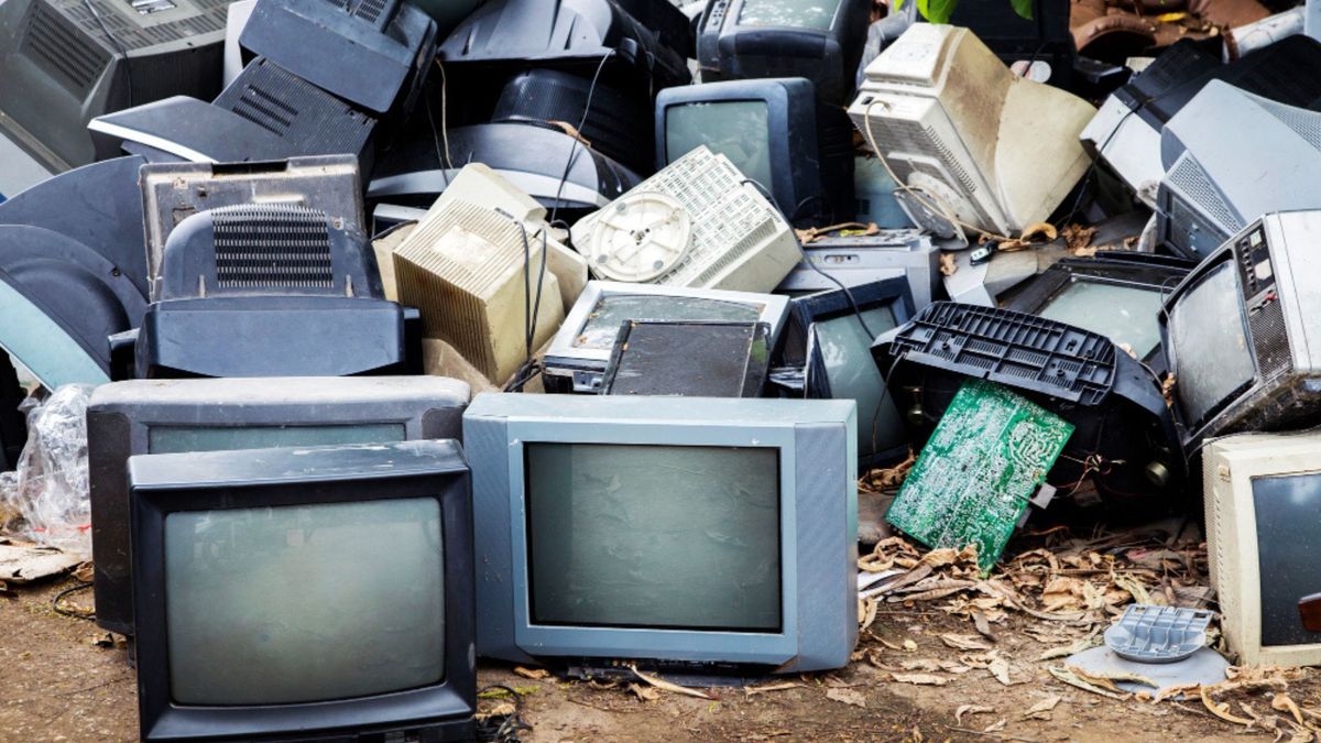 Componentes internos de un televisor dañado pueden reutilizarse en reparaciones domésticas.