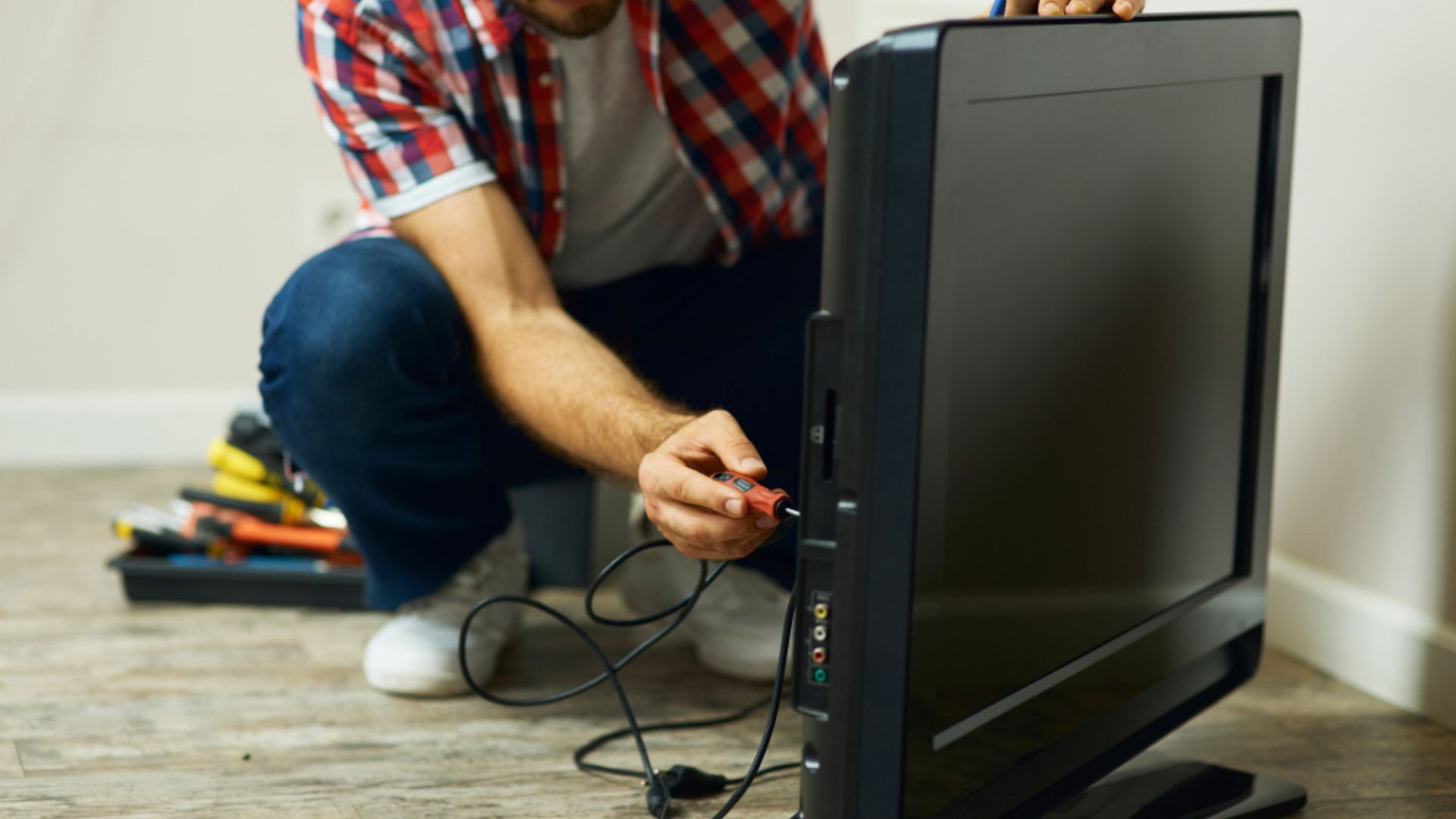 La revisión de un televisor dañado requiere herramientas adecuadas y cuidado eléctrico.