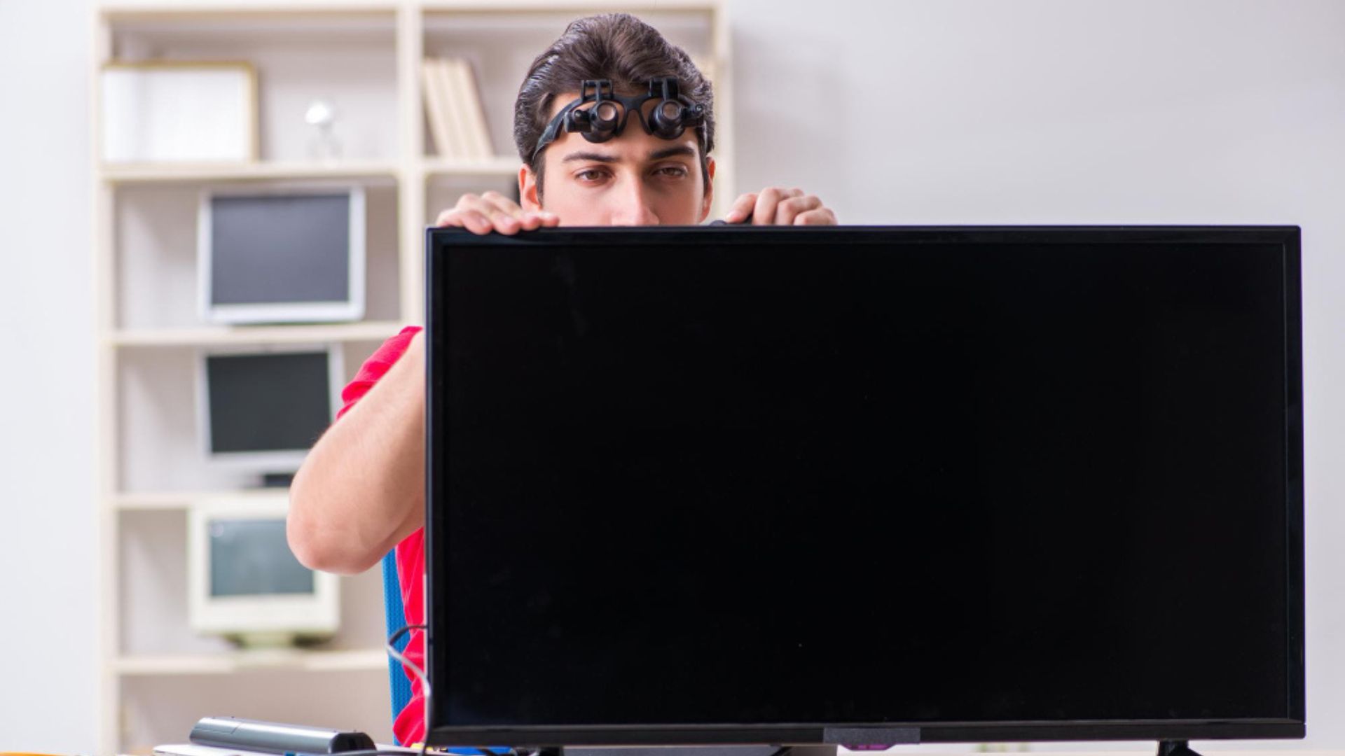 Cables y módulos rescatados de un televisor dañado prolongan la vida útil tecnológica.