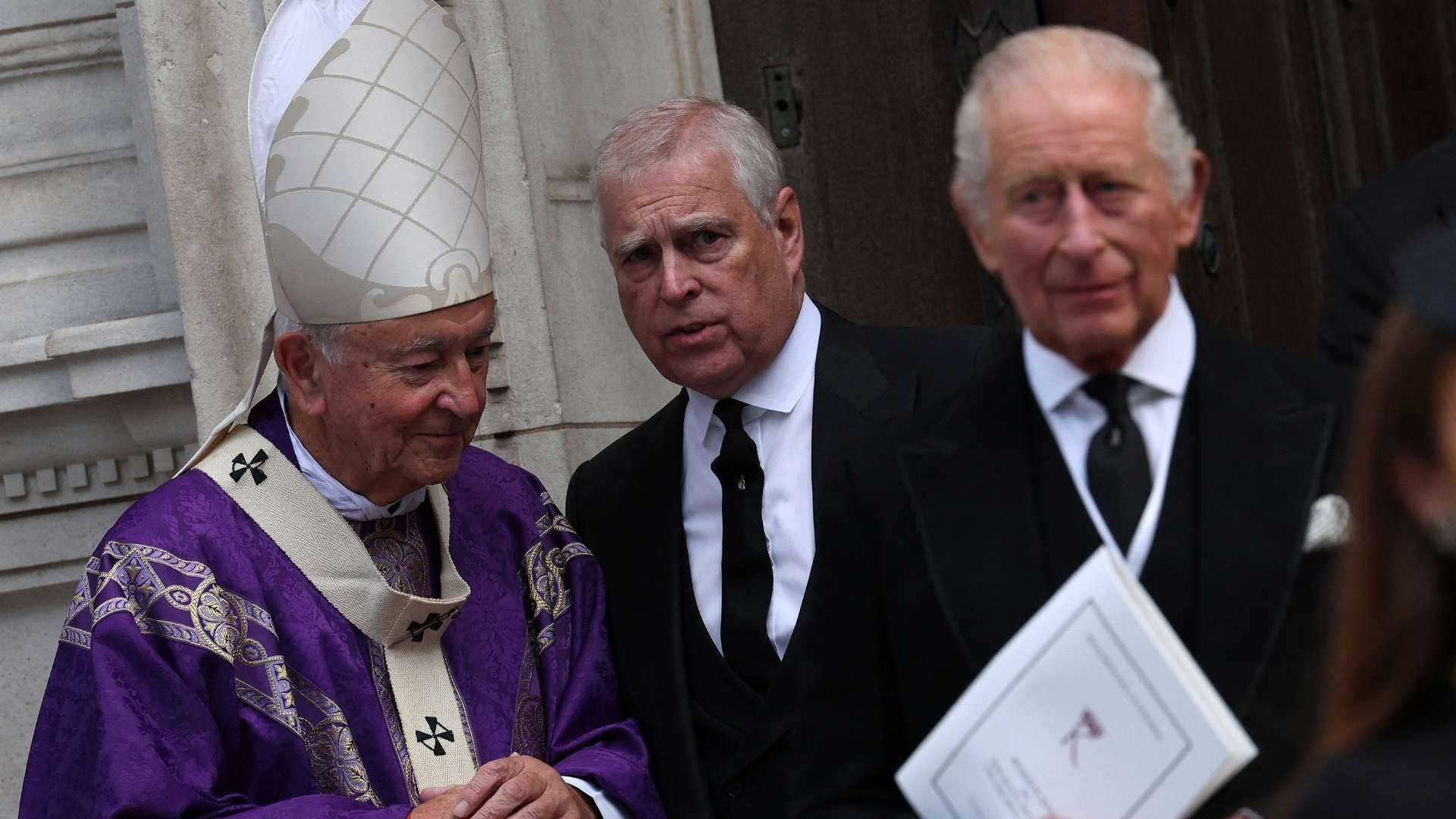 El príncipe Andrew permanece bajo custodia mientras avanza la investigación por mala conducta en cargo público.