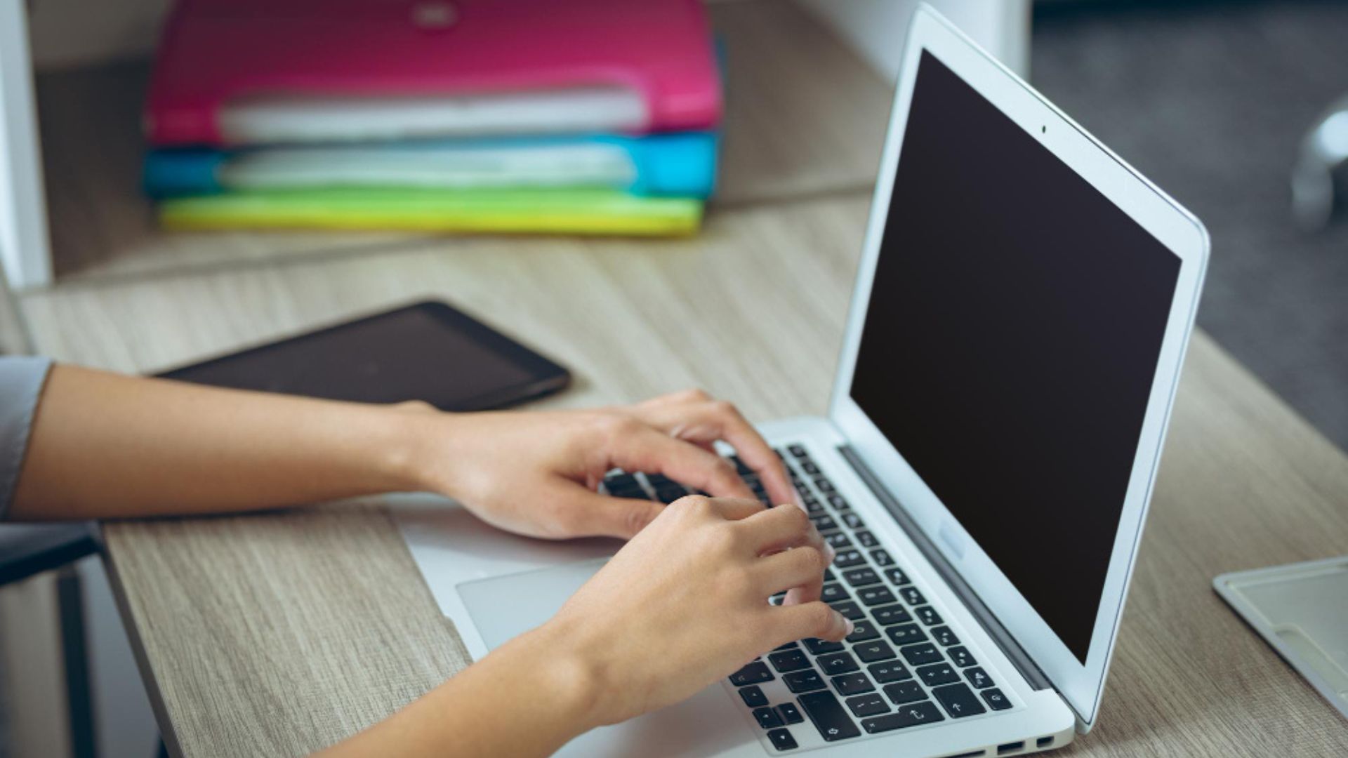 Archivos acumulados en el computador consumen espacio y afectan el rendimiento del sistema.