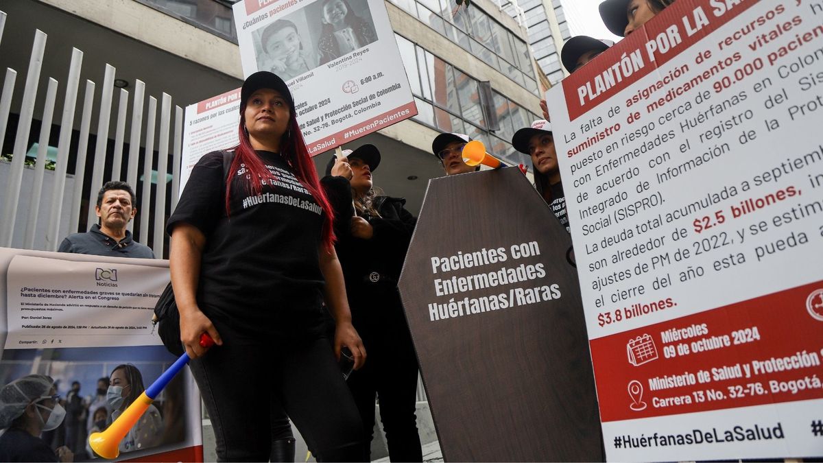 Bogotá. Octubre 9 de 2024. Organizaciones de pacientes con enfermedades huérfanas se manifestaron frente al Ministerio de Salud por la falta de asignación de recursos y el no suministro de medicamentos.