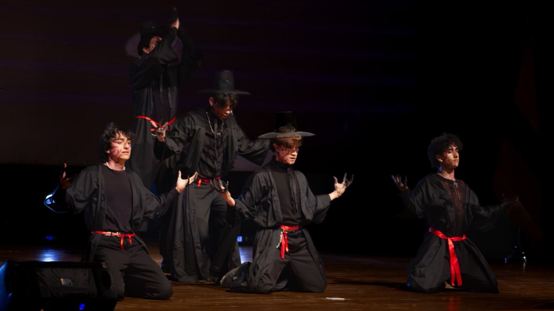 Presentaciones, coreografías y estética coreana influyen en jóvenes colombianos.