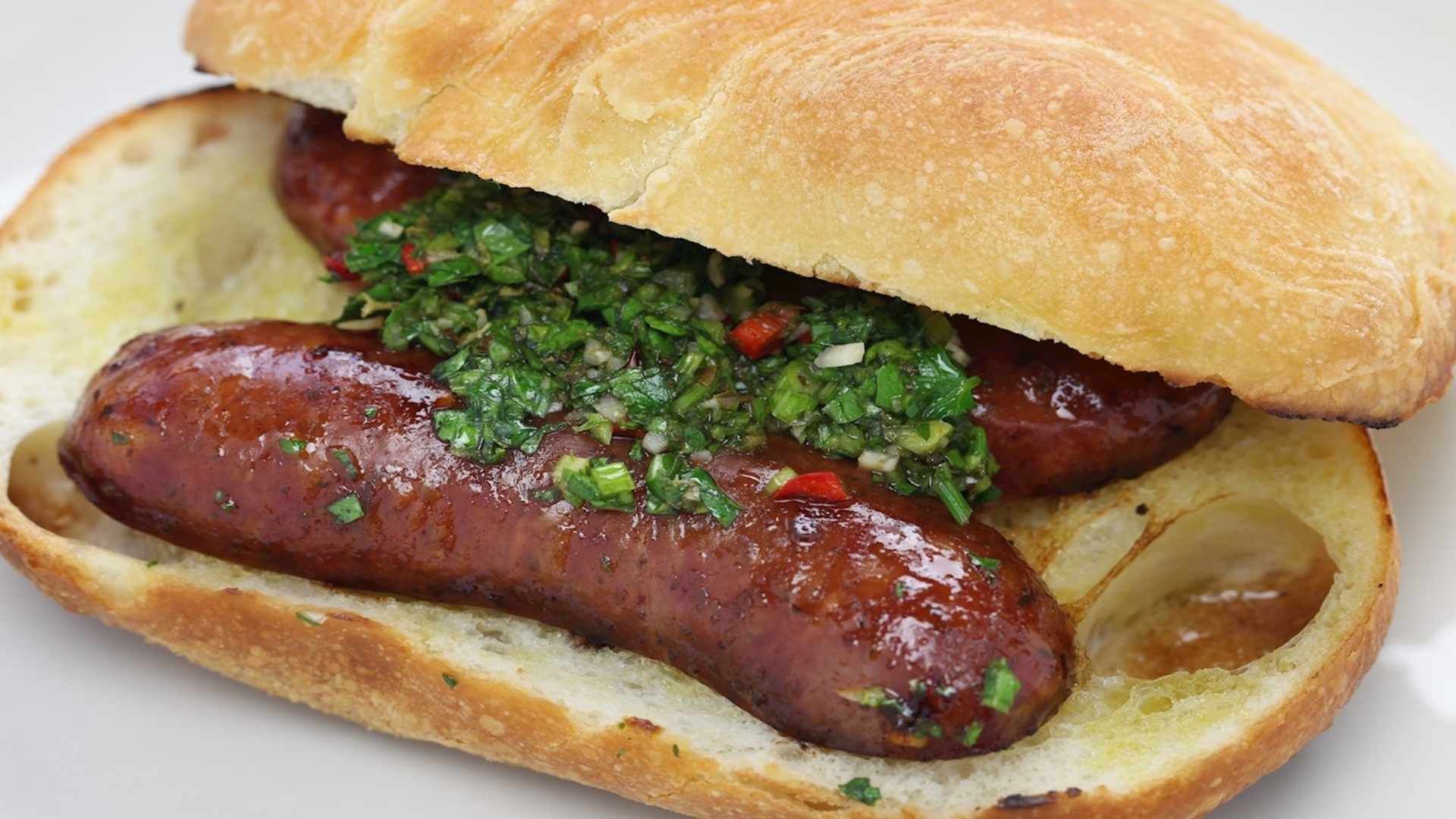 El choripán argentino lidera el listado global de perros calientes según TasteAtlas.