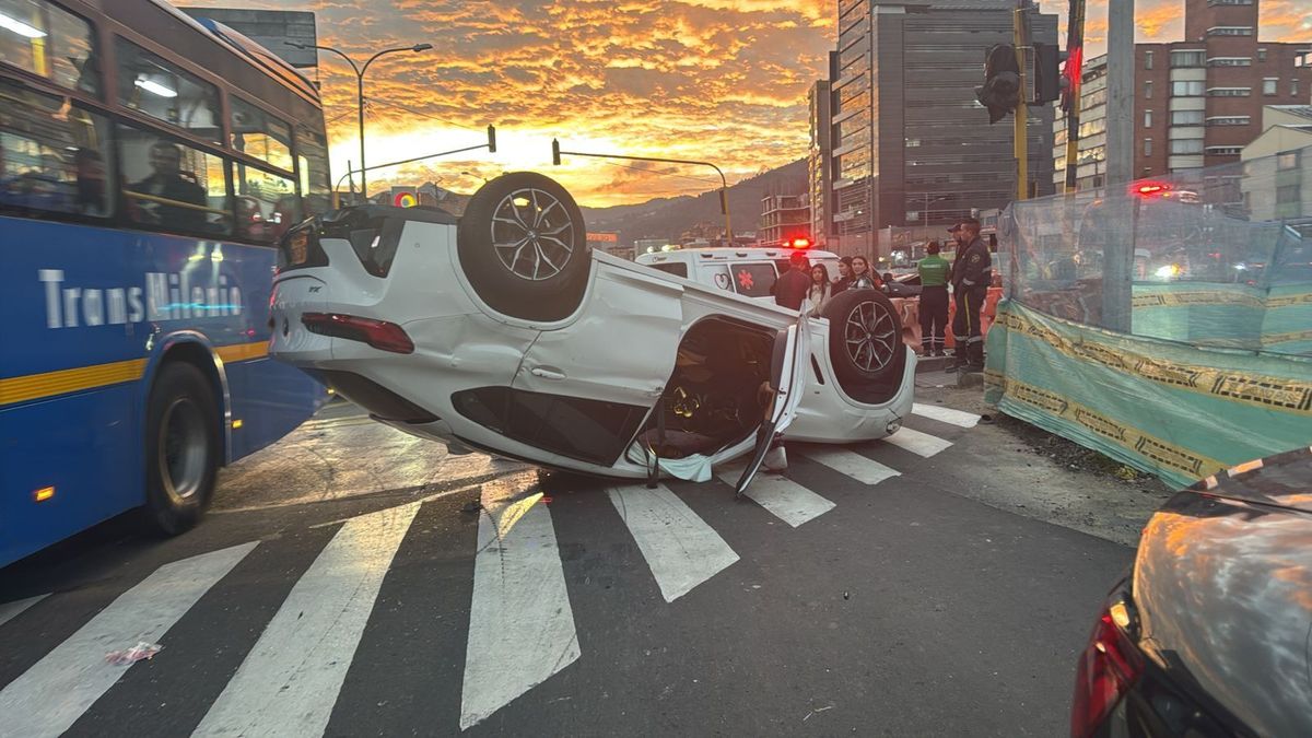 Vehículo volcado en el norte de Bogotá.