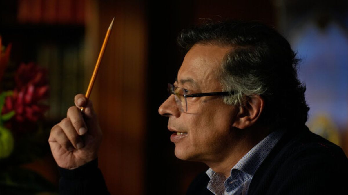 El presidente mantuvo el salario mínimo en dos millones y presentó el nuevo pasaporte.