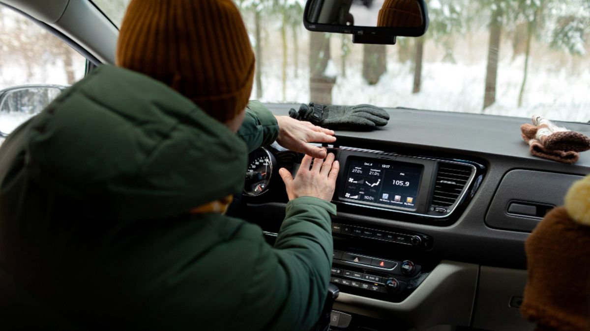 Un bajo nivel de refrigerante es una de las causas más comunes cuando el aire no enfría.