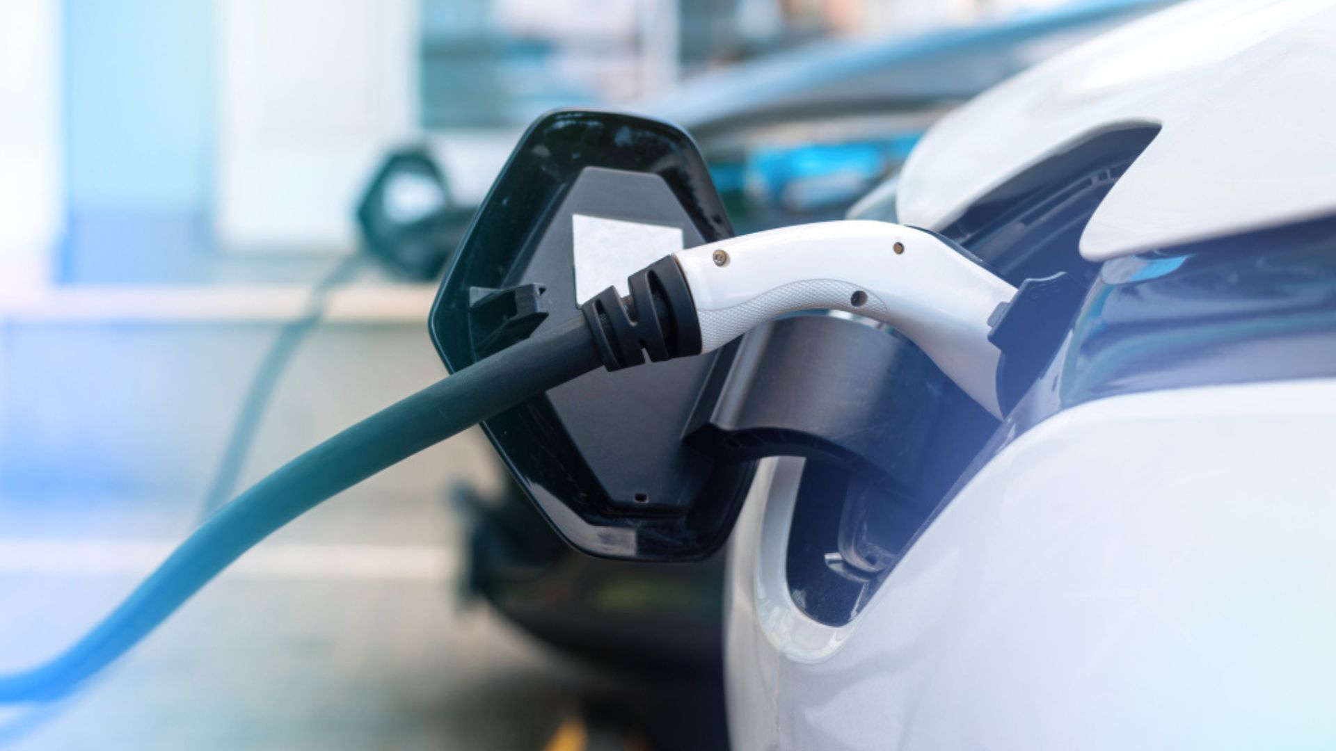 La ciudad registra más matrículas de autos eléctricos, aumentando la demanda de infraestructura.