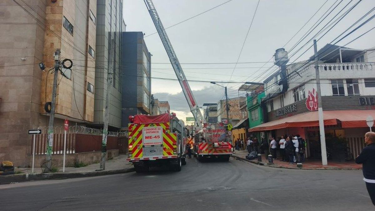 Bomberos incendio edificio en Bogotá.