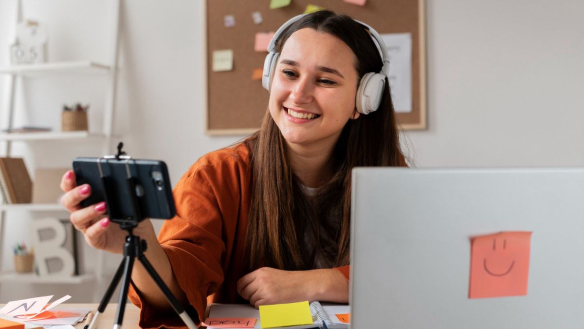 Sobre la monetización, Cáceres explicó que el contenido es el motor para atraer audiencia, pero requiere una oferta definida.