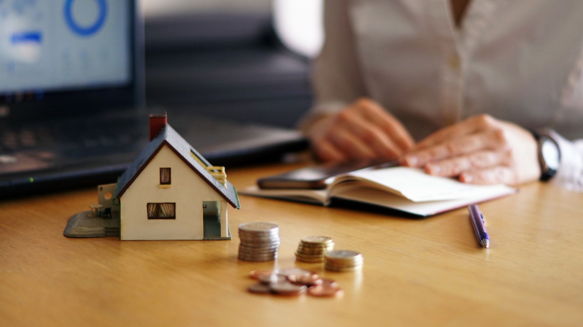 La exención, en cambio, implica que sí existe la obligación formal de declarar, pero el valor a cancelar puede ser cero o contar con un descuento.