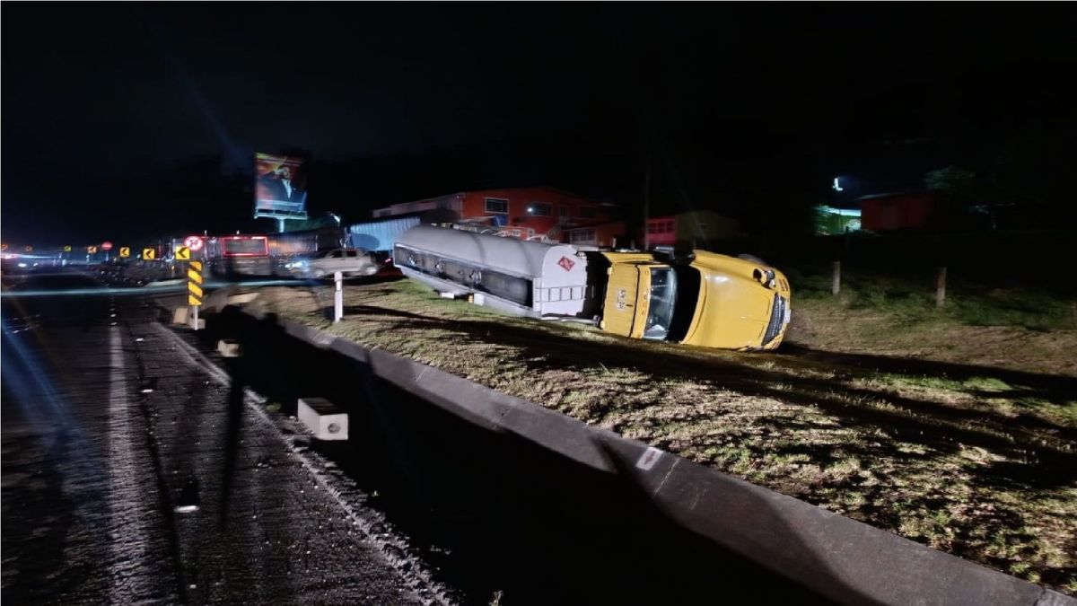 Volcamiento de camión cisterna.