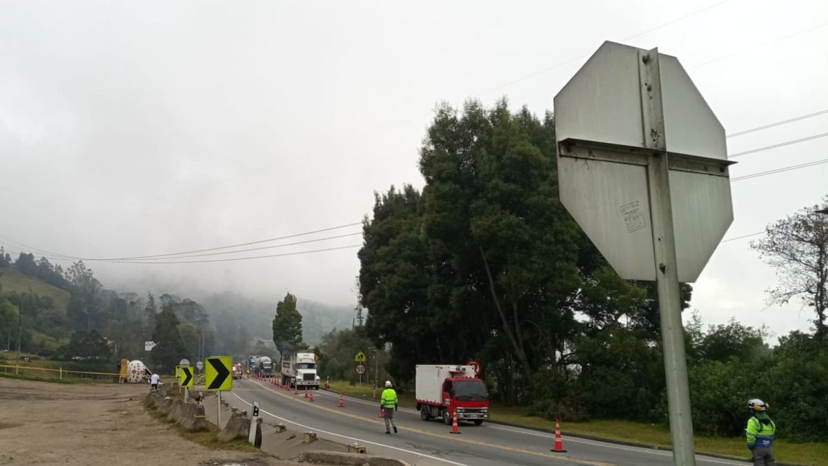 También informaron que, por fortuna, no se presentan heridos ni daños estructurales a pesar del riesgo.