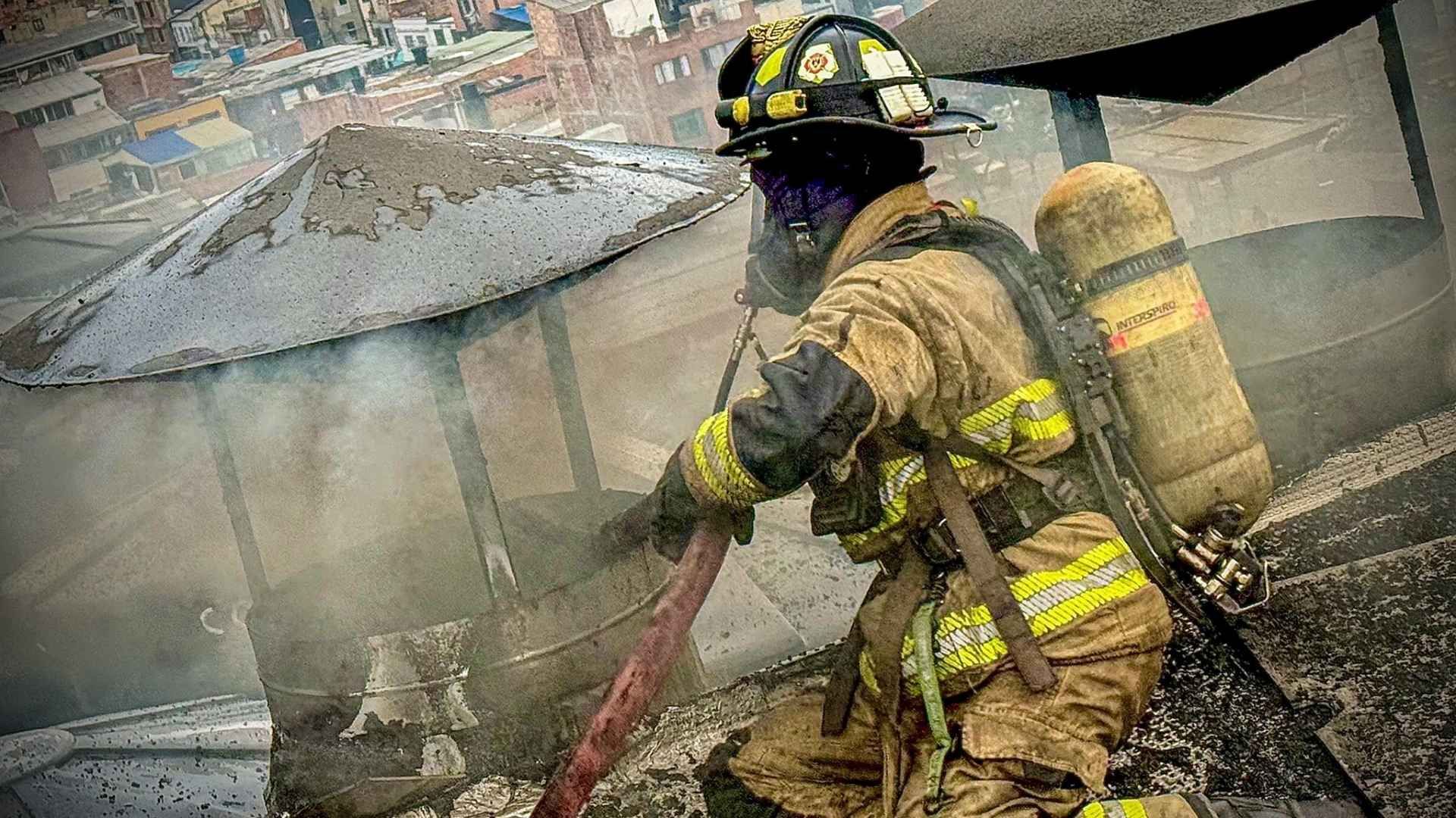 25 bomberos y tres máquinas atendieron incendio en edificio de ocho niveles.