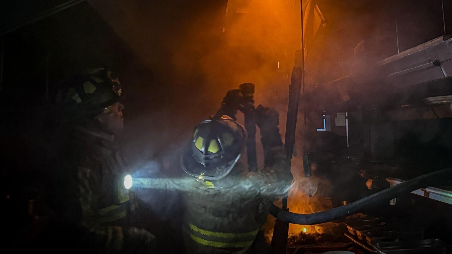 El fuego afectó ductos y generó labores en la parte superior de la estructura.