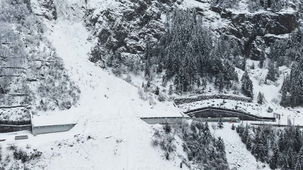 Equipos de rescate recuperaron los cuerpos tras varios días de mal clima y riesgo de nuevas avalanchas en la zona montañosa.