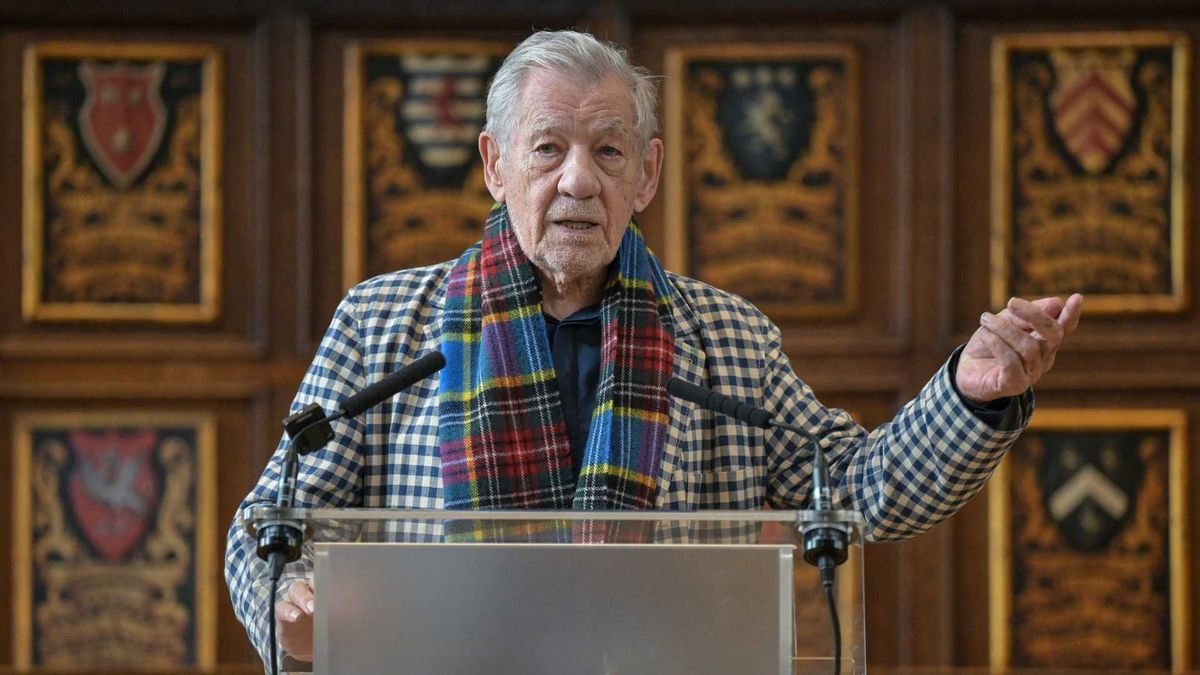 Ian McKellen retomó sus proyectos tras el accidente ocurrido en 2024.